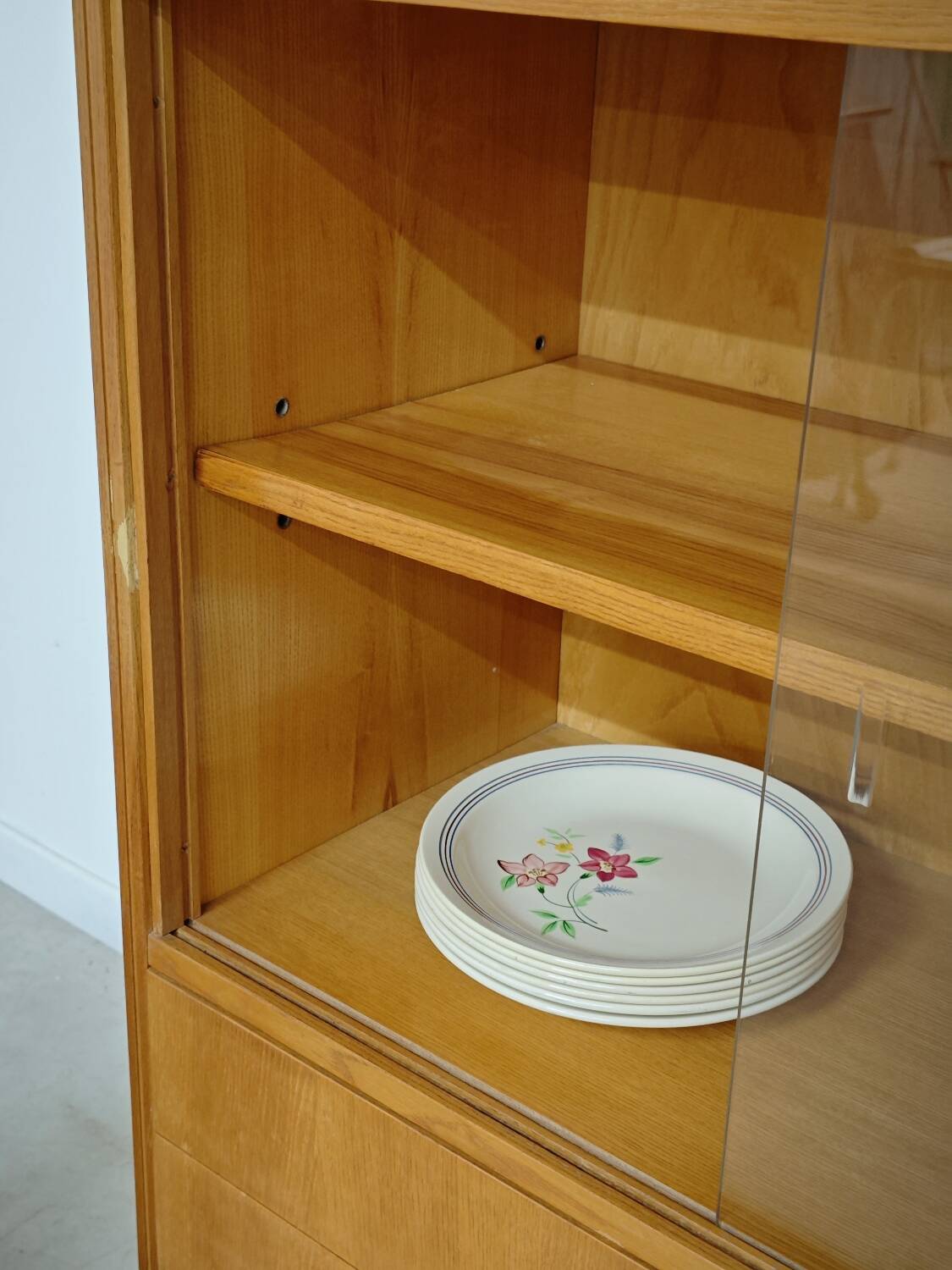 Buffet Vaisselier en bois blond Libena , ex Tchécoslovaquie 1970