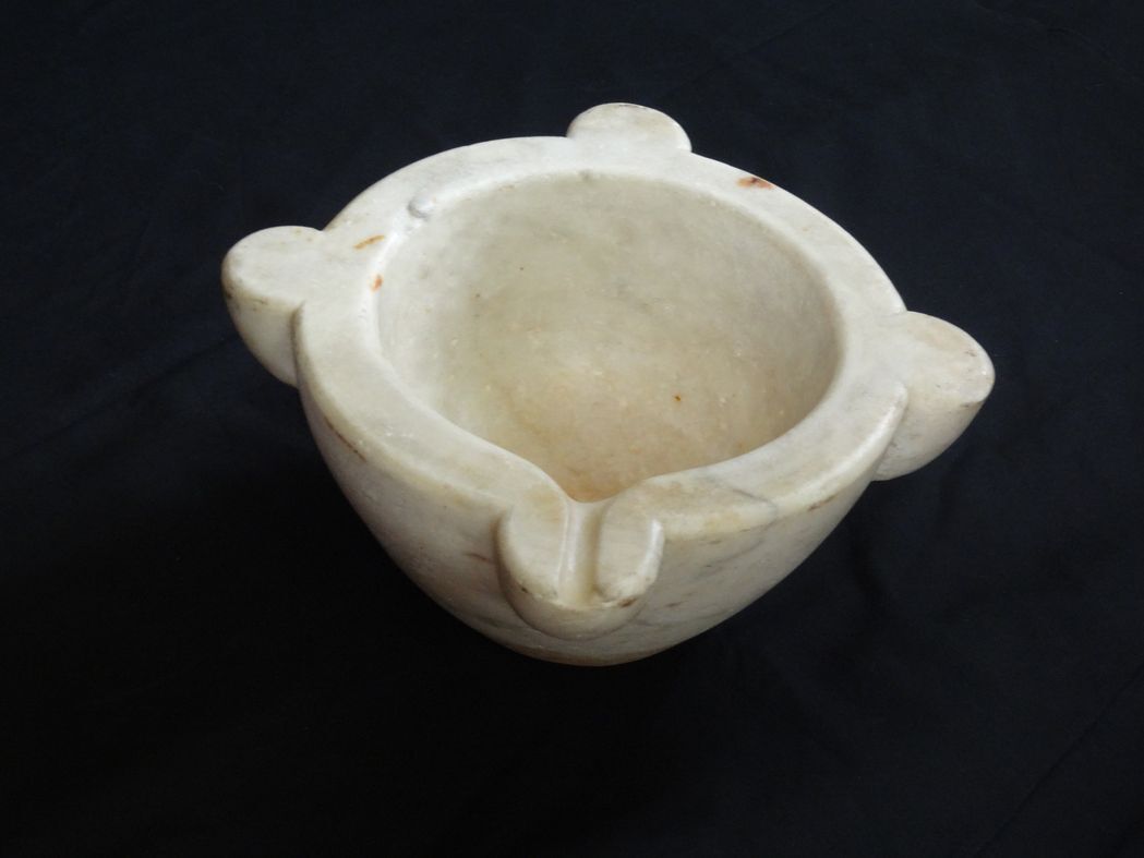 Carrara marble mortar of eighteenth period 37 x 18 cm