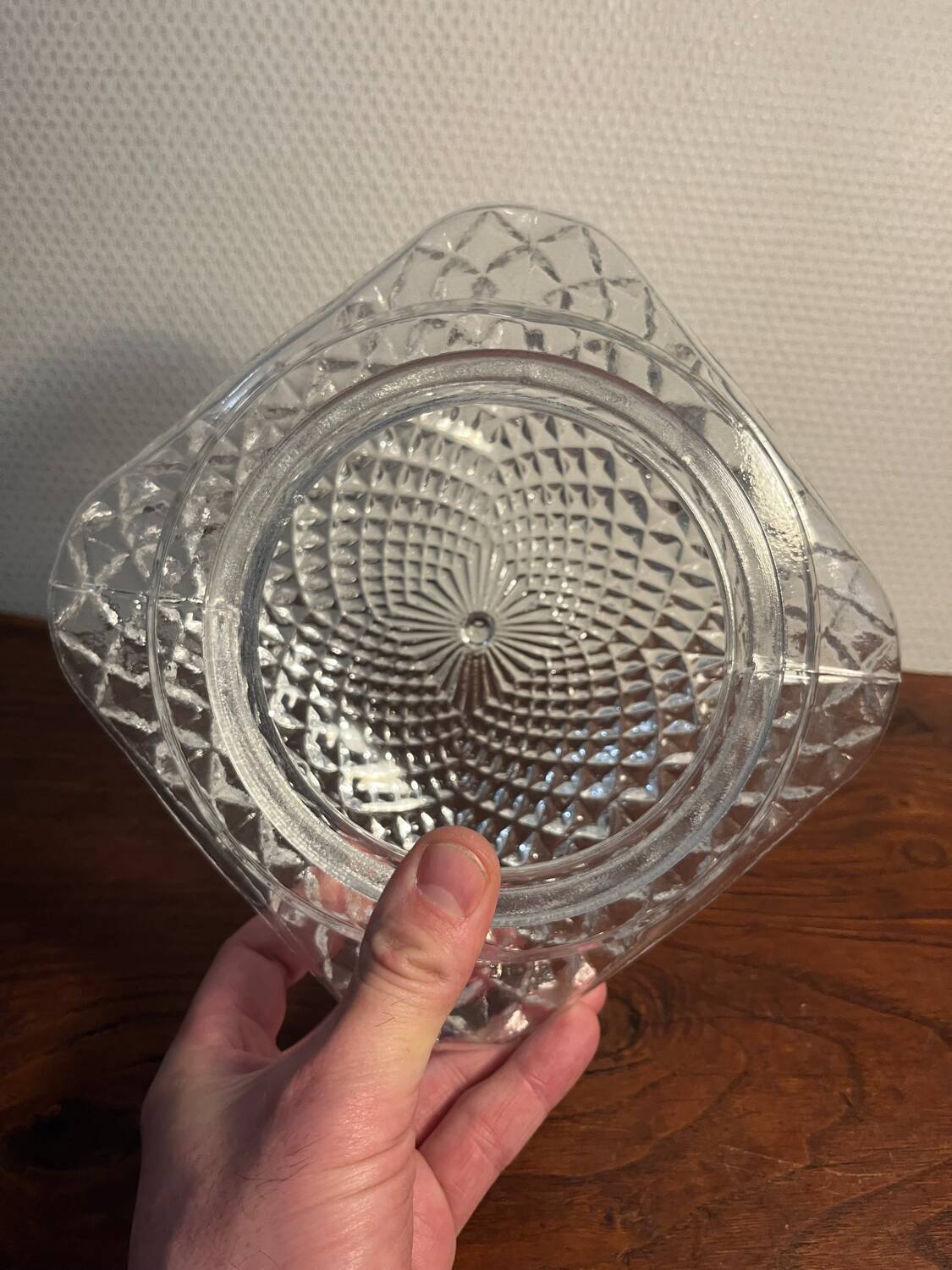 Plafonnier année 1970 en verre strié ciselé