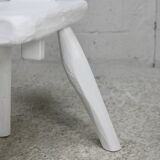 Paire de chaises tripodes, assises à la gouge. Brutalistes, circa 1960. Bois peint.
