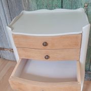 Table de chevet vintage en bois naturel à 3 tiroirs