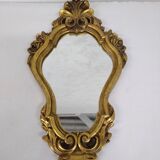 Miroir style rocaille en stuc doré
