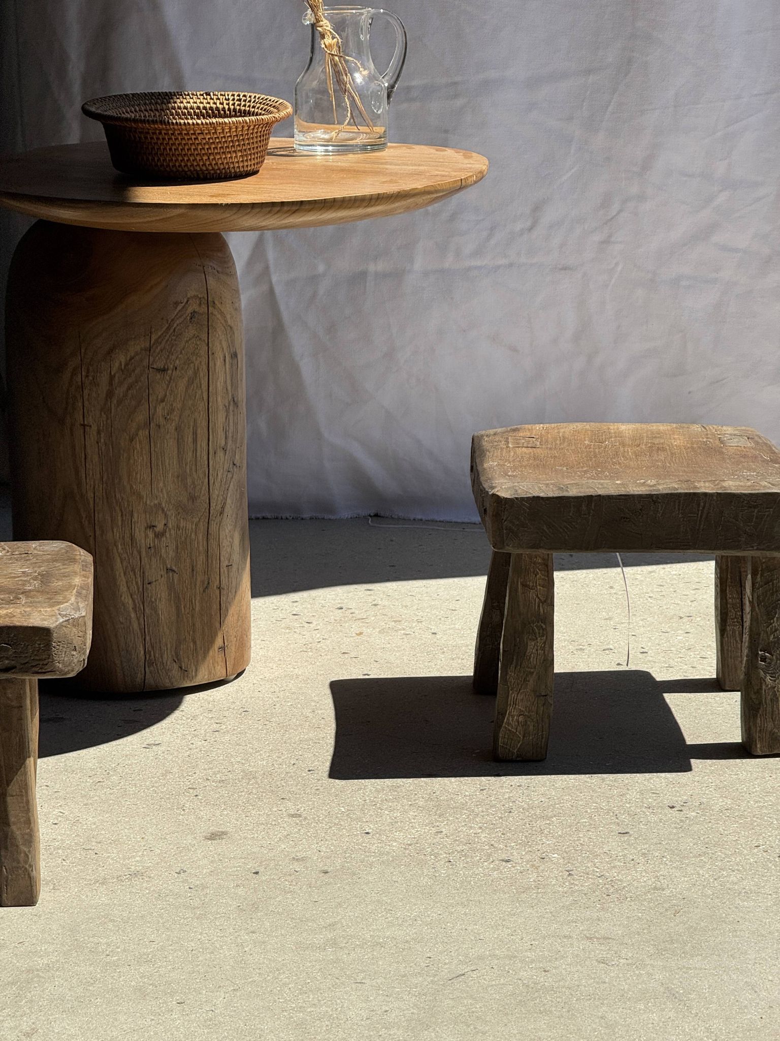 Tabouret d'appoint en teck massif carré assise courbée