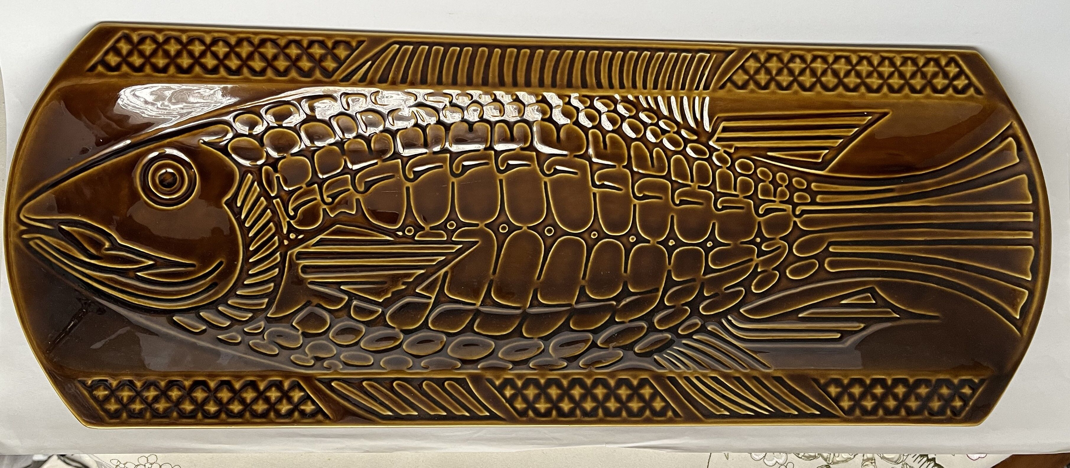 Plat à poisson en céramique