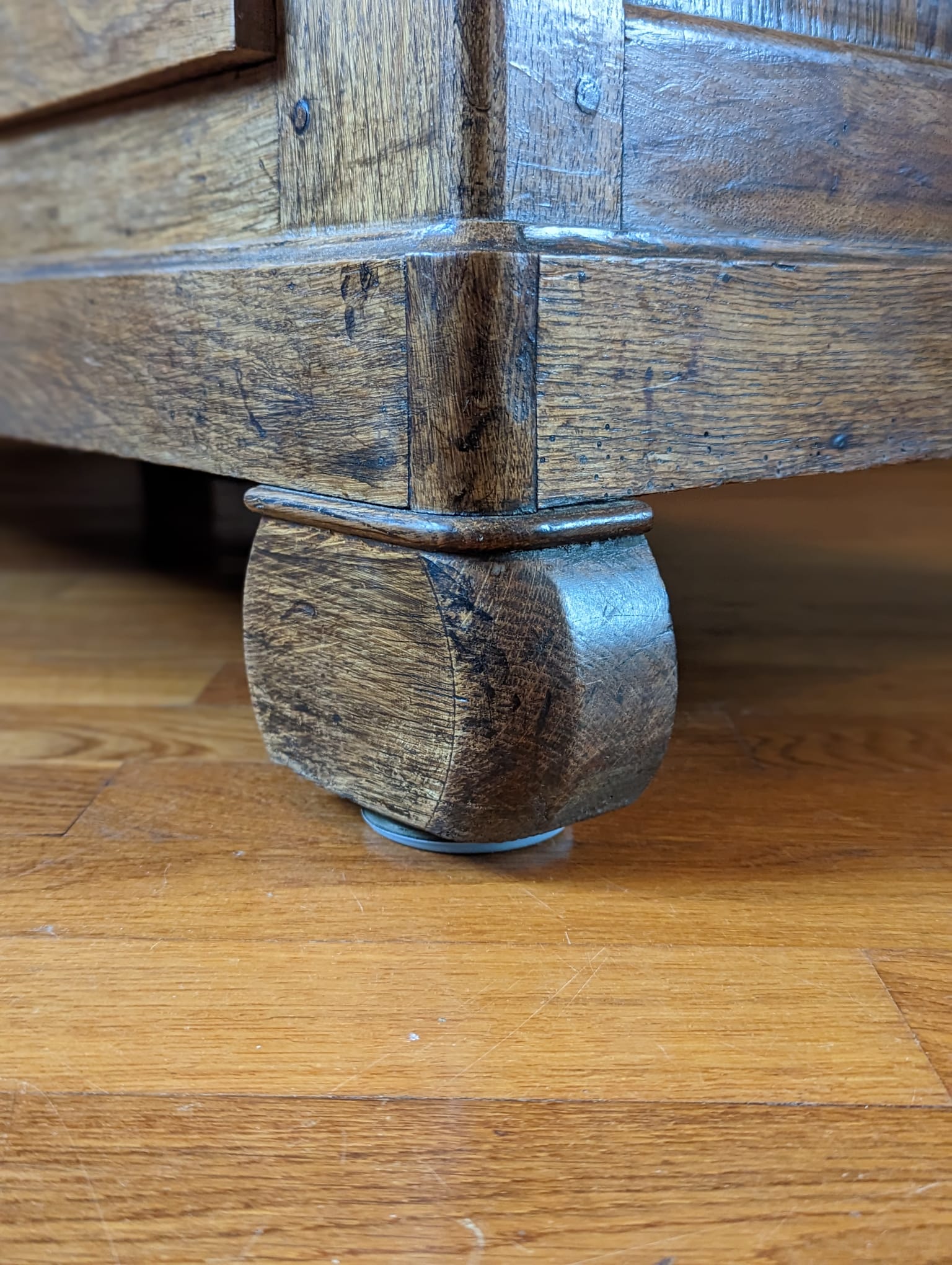 Commode en chêne blond mouluré
