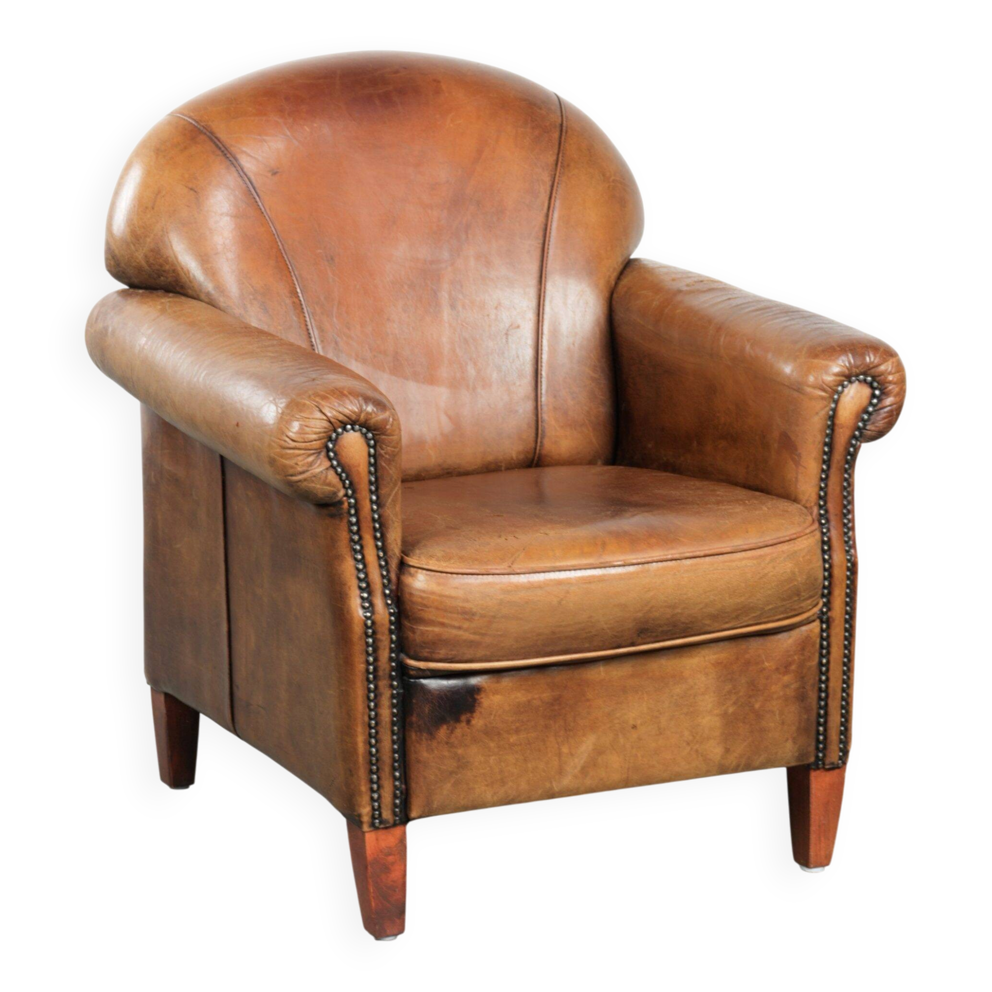 Sheepskin armchair with a beautiful vintage look and decorative nail finish