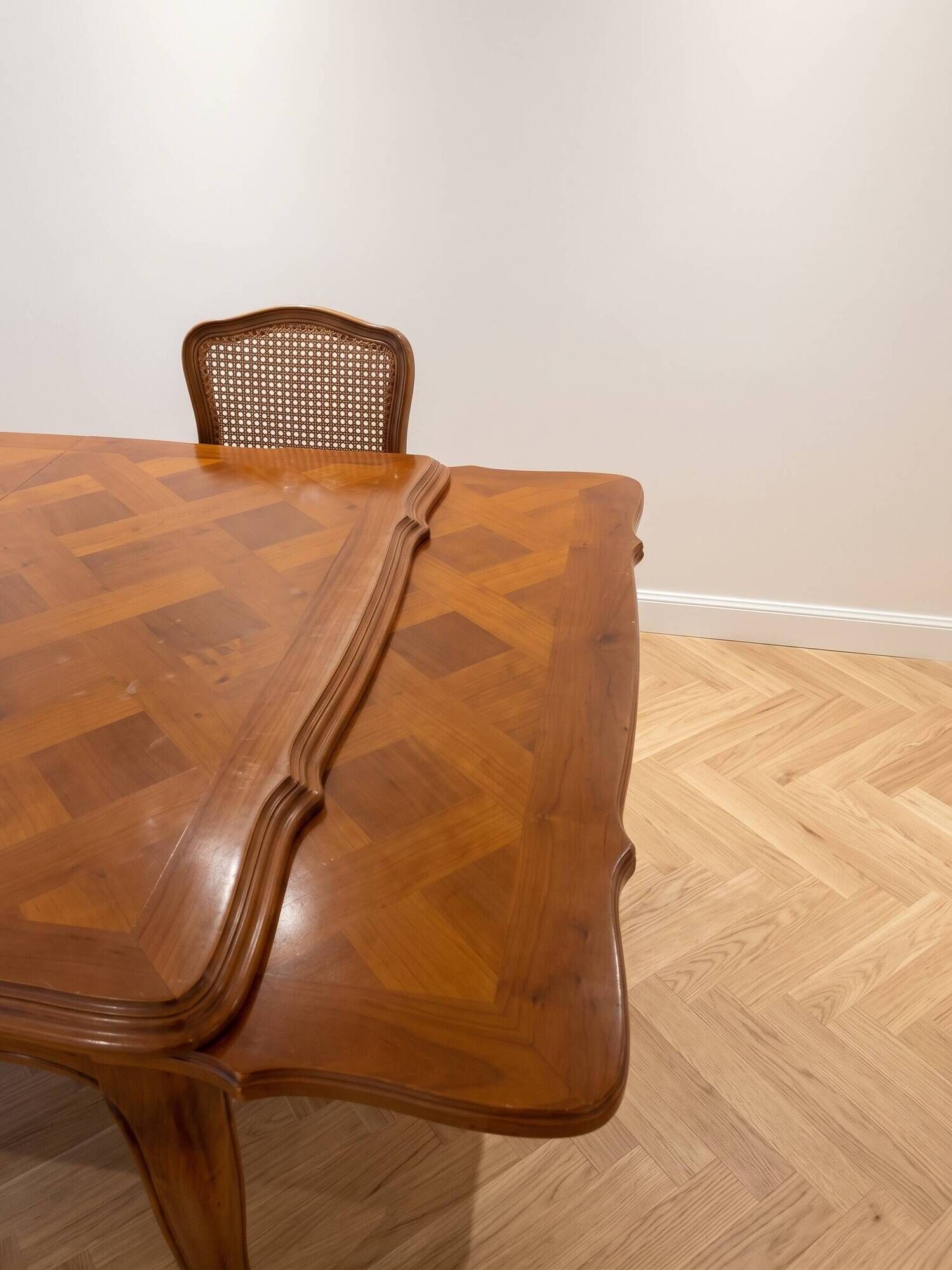 Dining table set with 6 chairs in cherry wood.