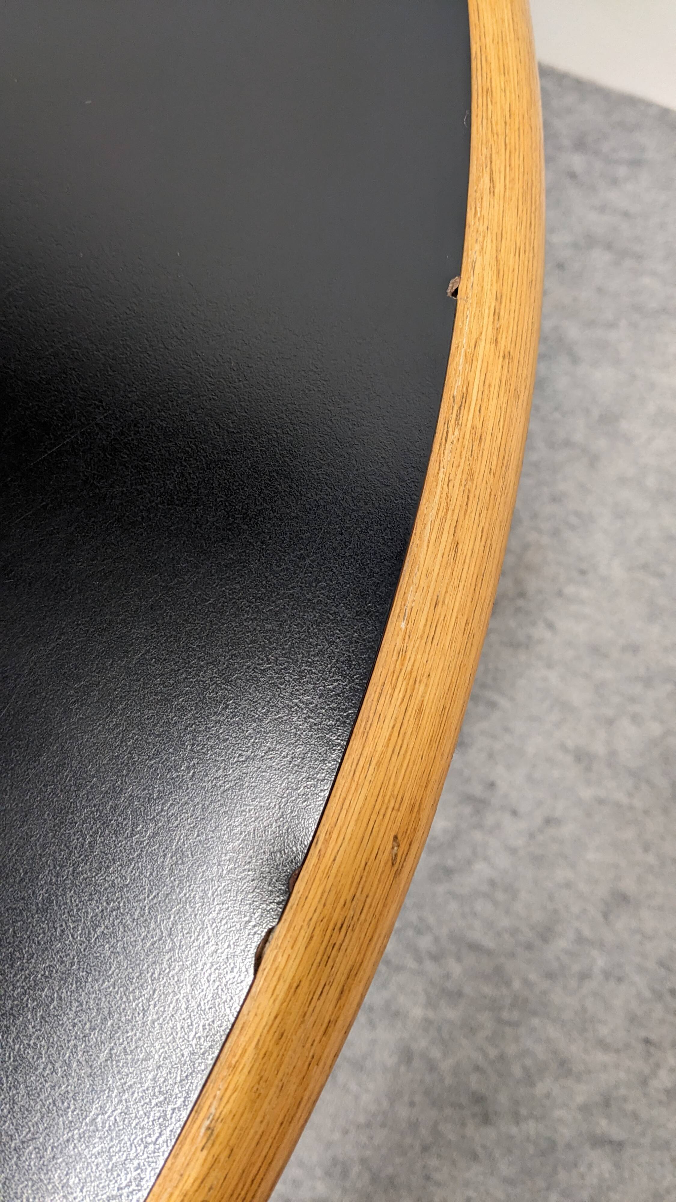 Round dining table