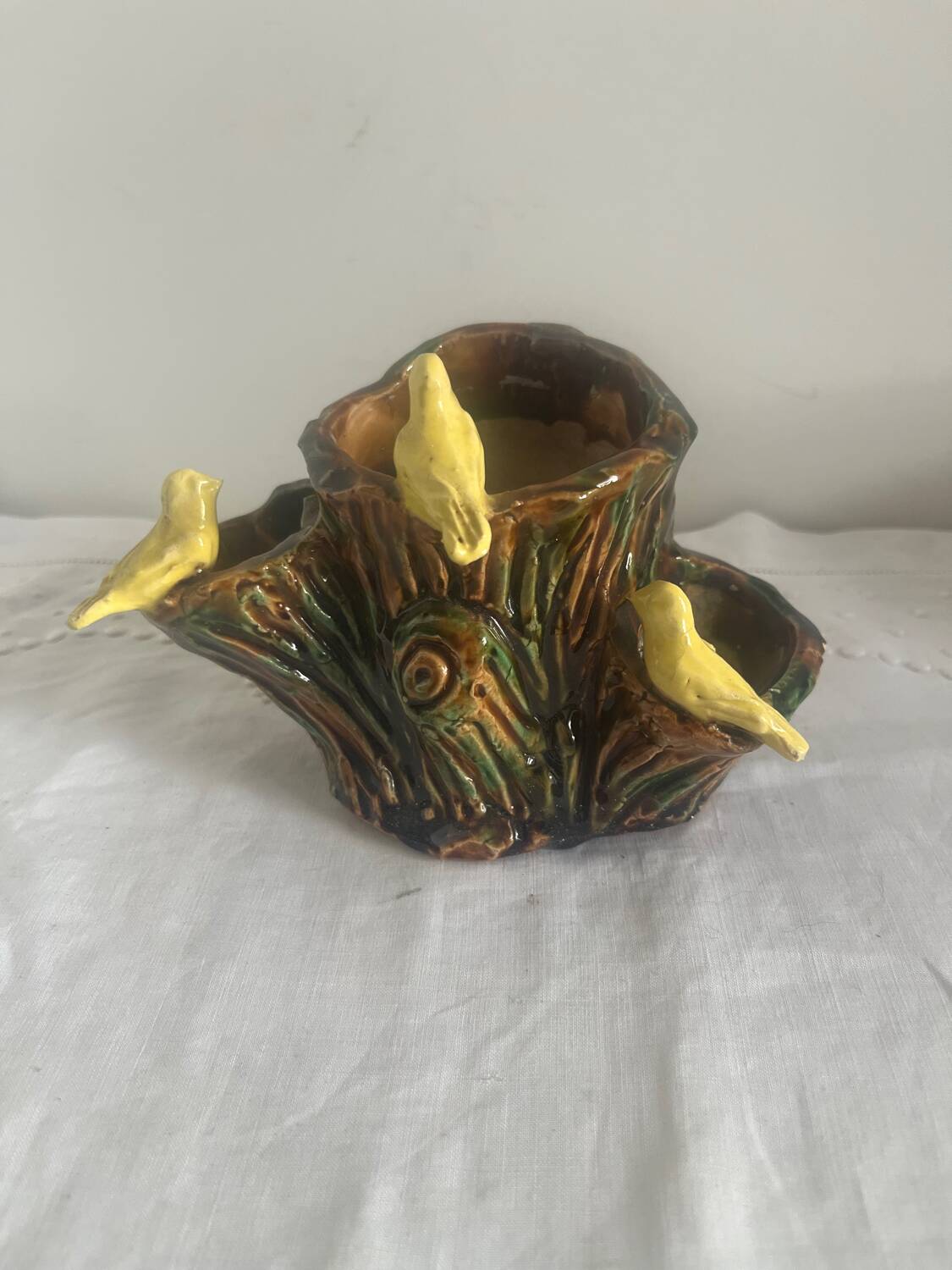 Old slipware birds on a tree trunk