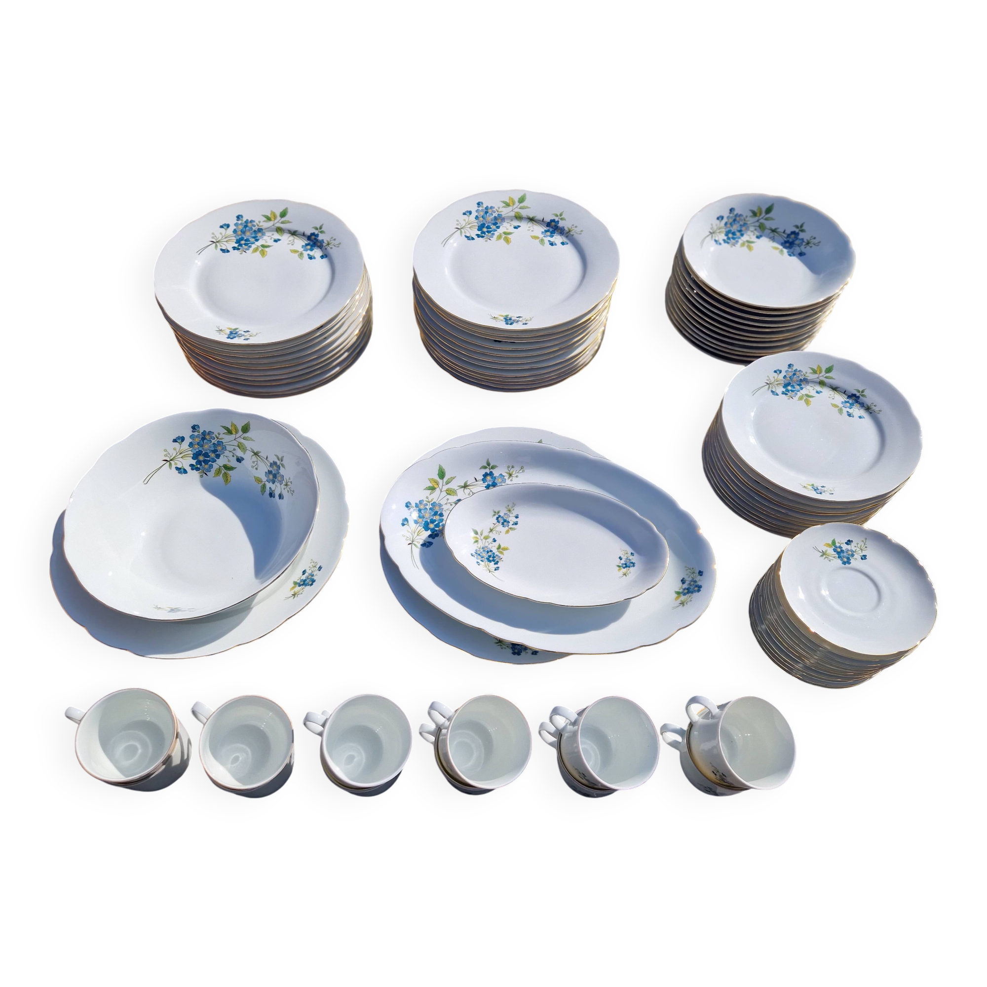 Porcelain tableware service by Bareuther, 75 pieces with a forget-me-not design.