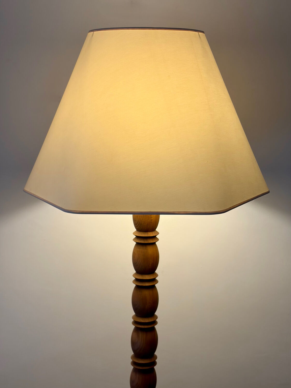 Lampadaire en bois tourné