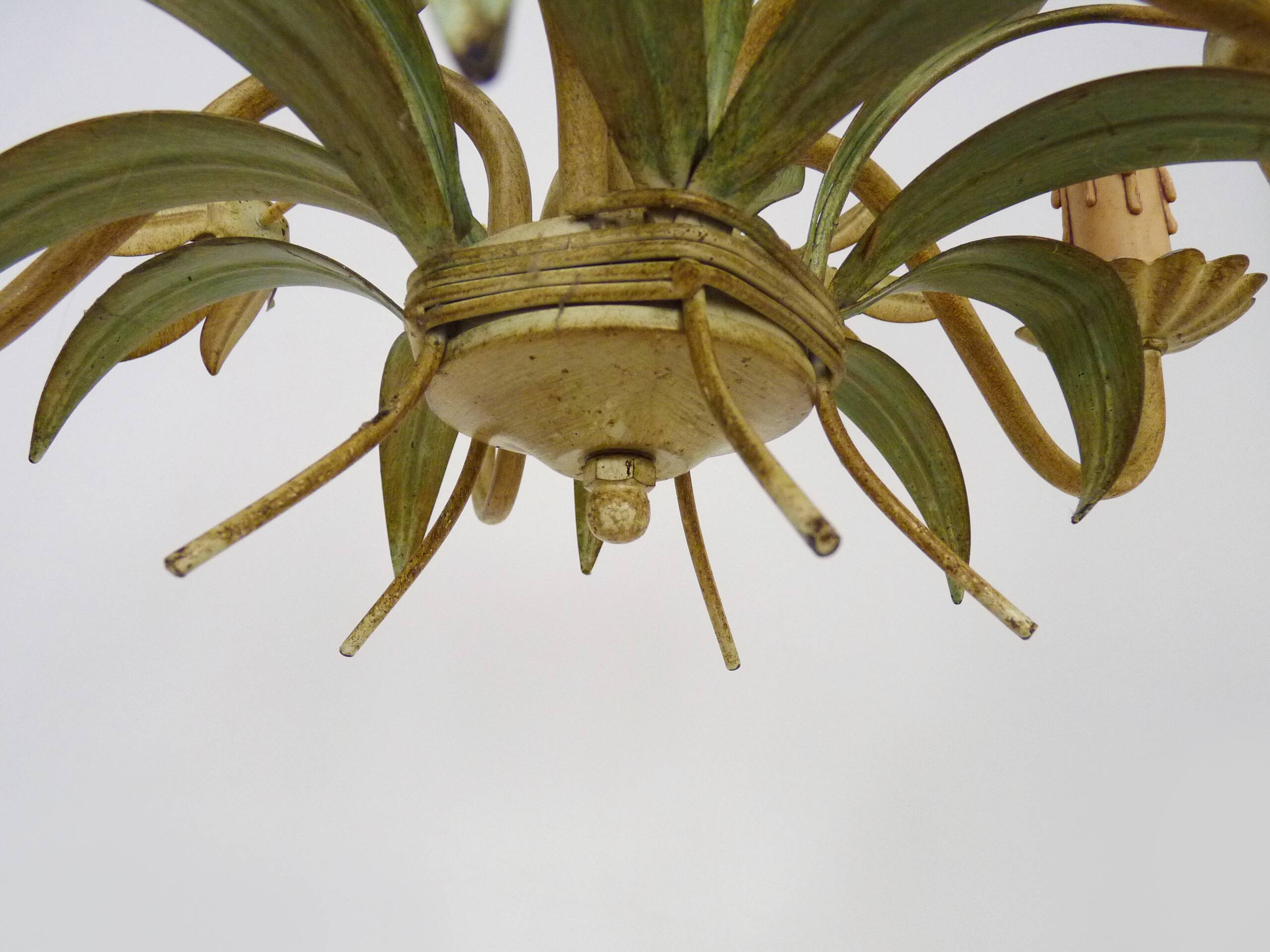 Vintage chandelier in painted metal decorated with flowers and foliage with 5 lights. 80s 90s