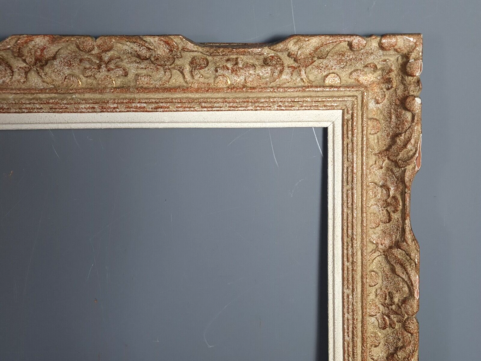 Montparnasse frame with keys carved ceruse wood 62x53 cm, foliage 46x38 cm SB
