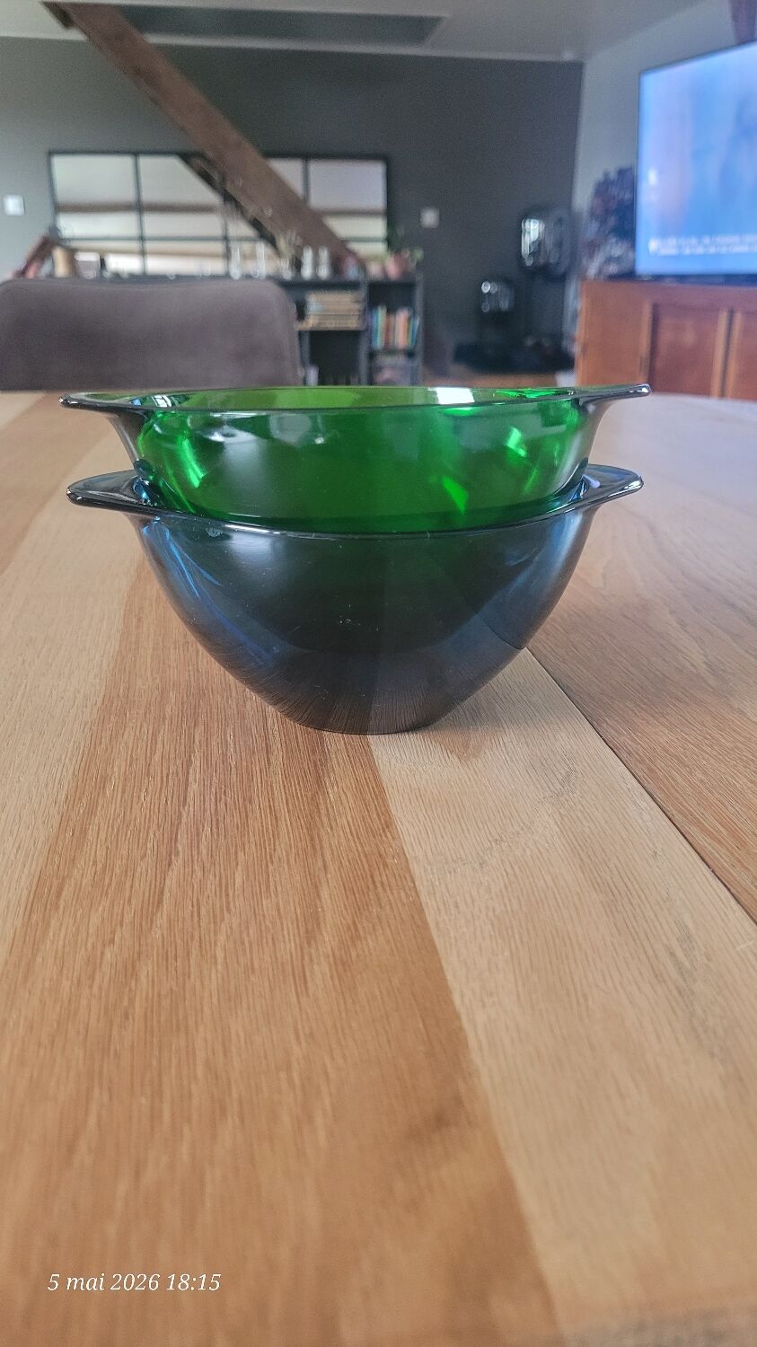 2 ear bowls in coloured glass Vereco