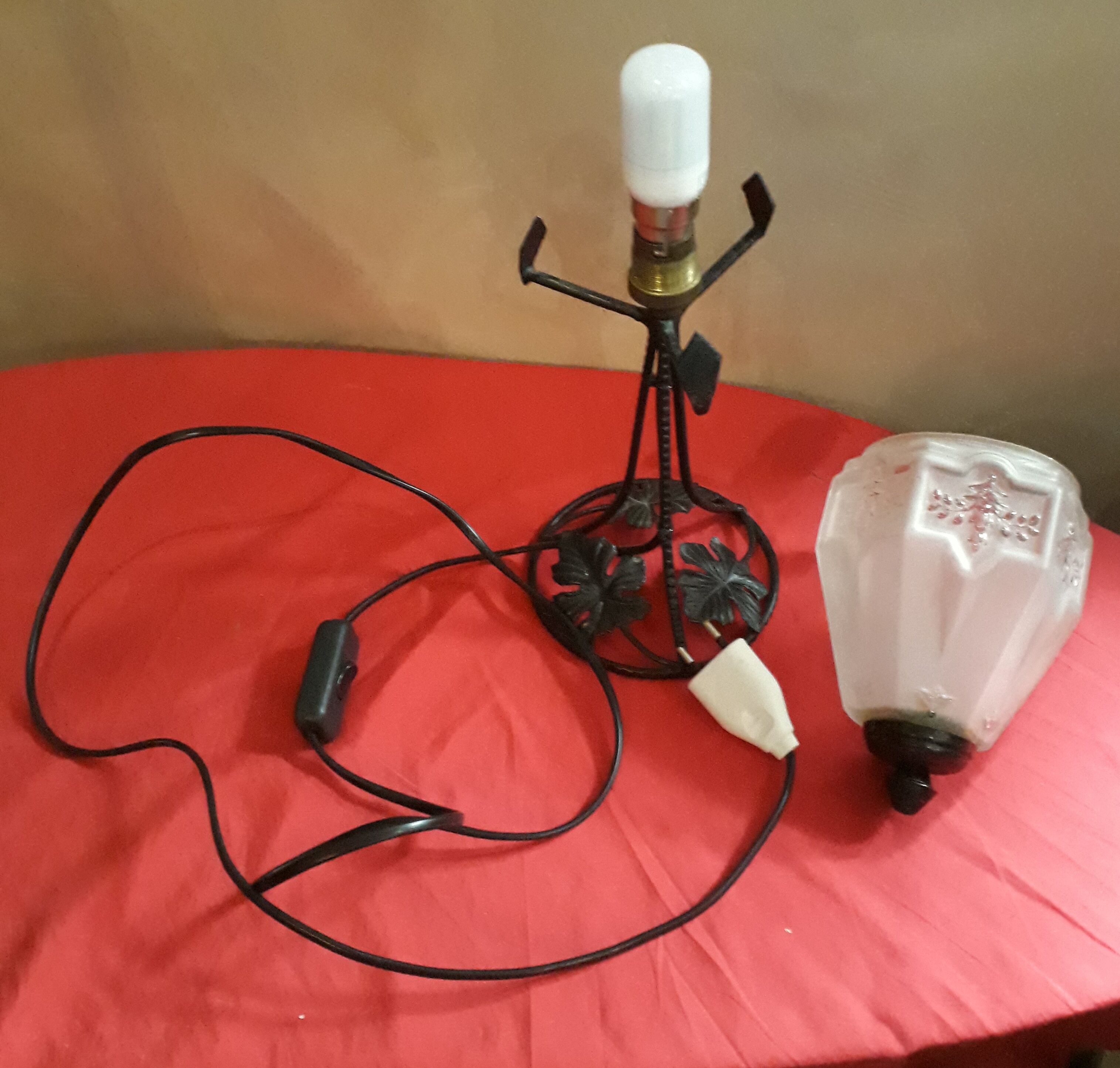 Wrought iron lamp and its opaque molded glass 1900 has 30 art deco electricity to the standard