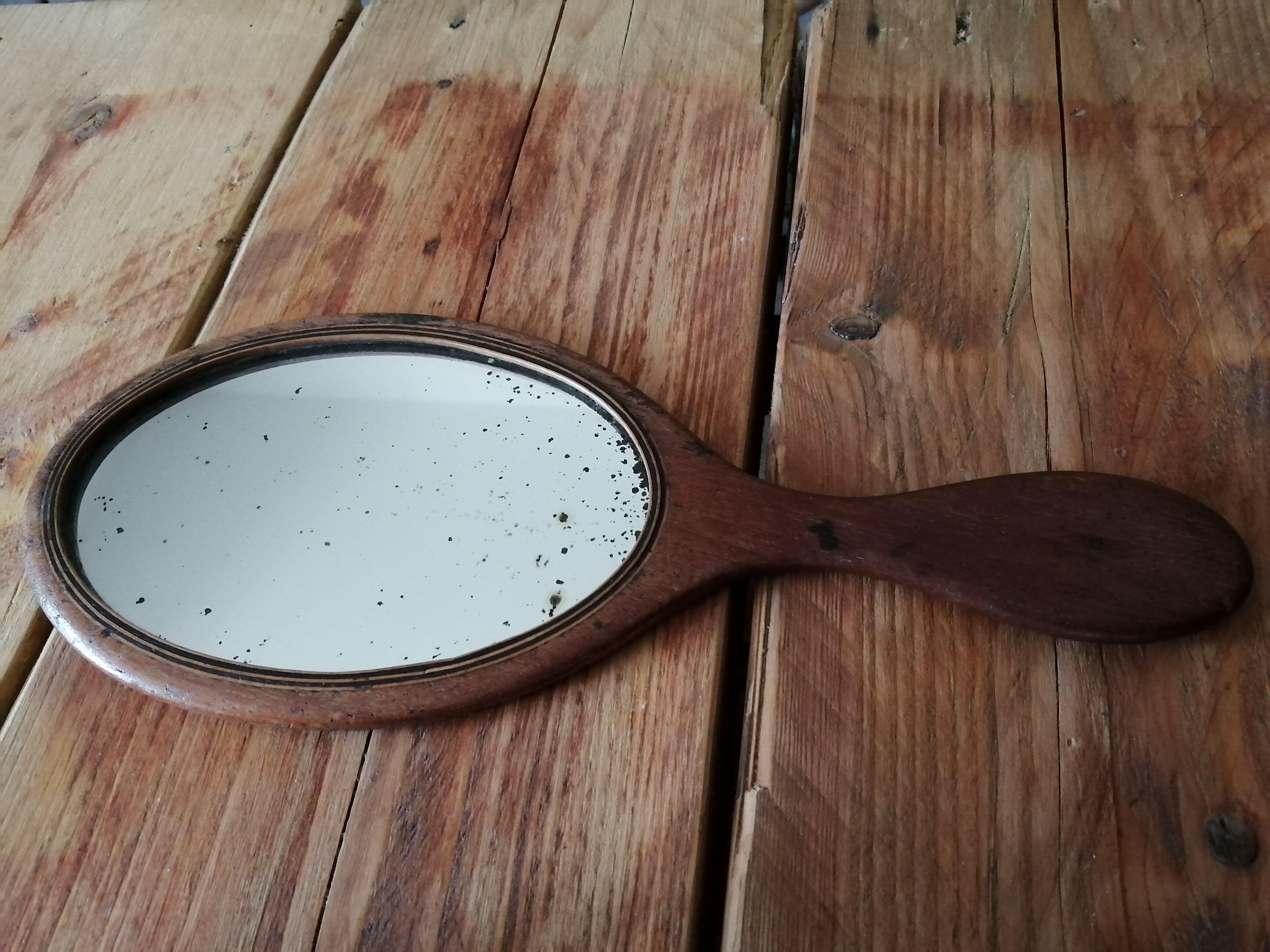 Hand-faced mirror