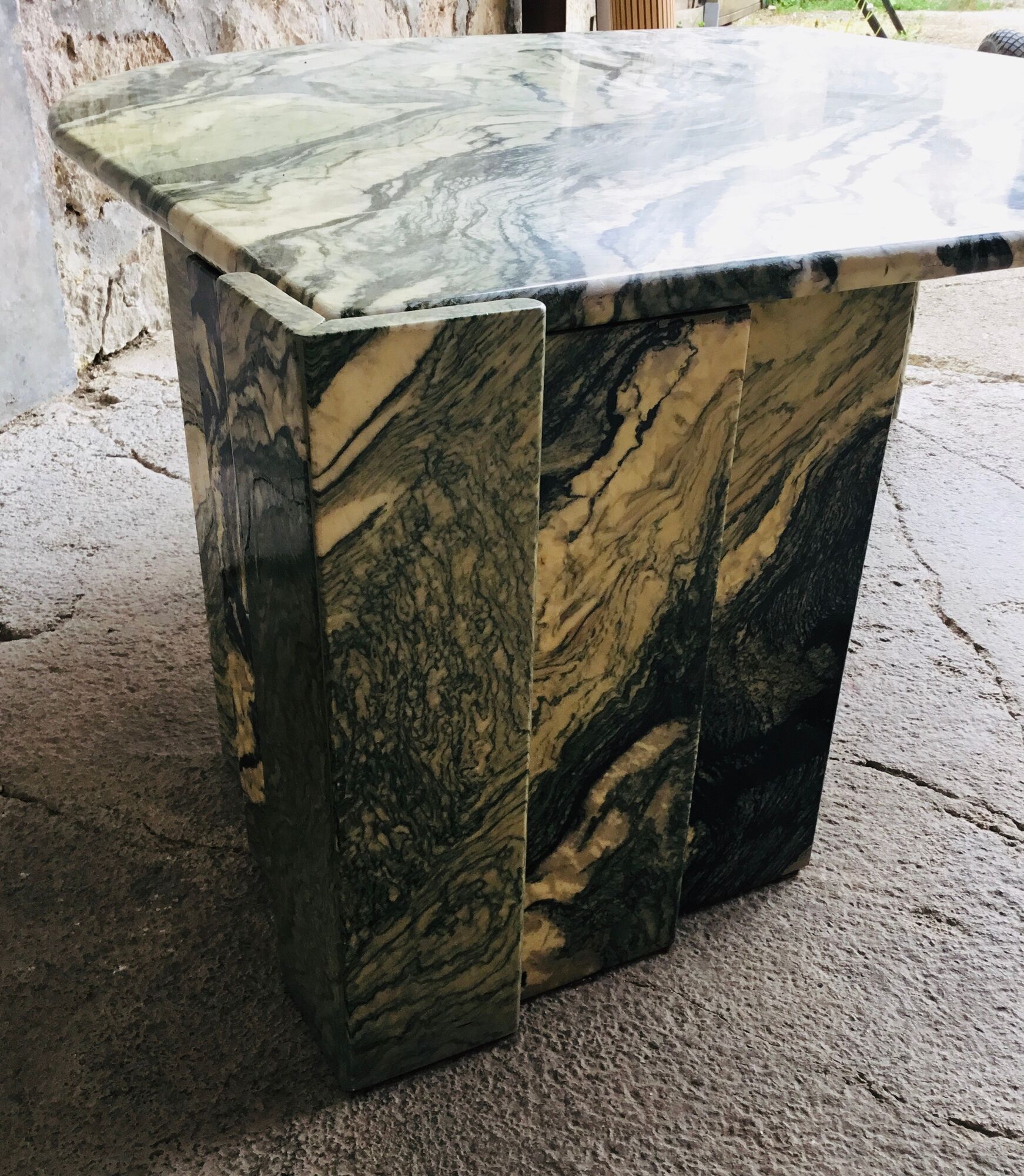 Large marble coffee table in the shape of an eye from Roche Bobois - 1970
