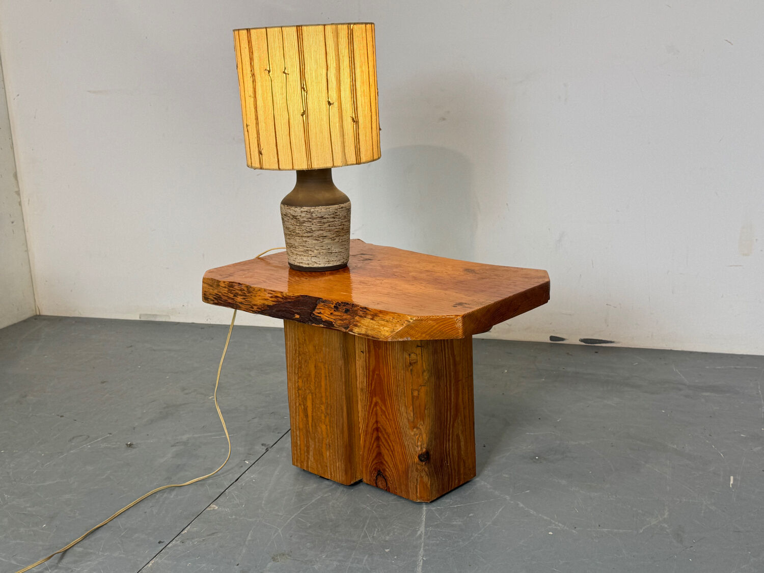 Table d'appoint de style brutaliste japonais, wabi-sabi, milieu du siècle, années 1960