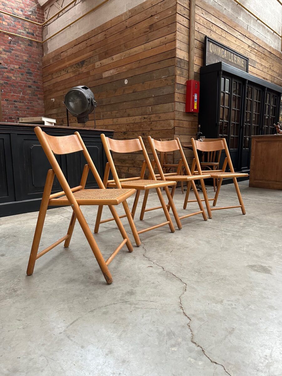 Suite de 4 chaises pliantes cannées 80’s