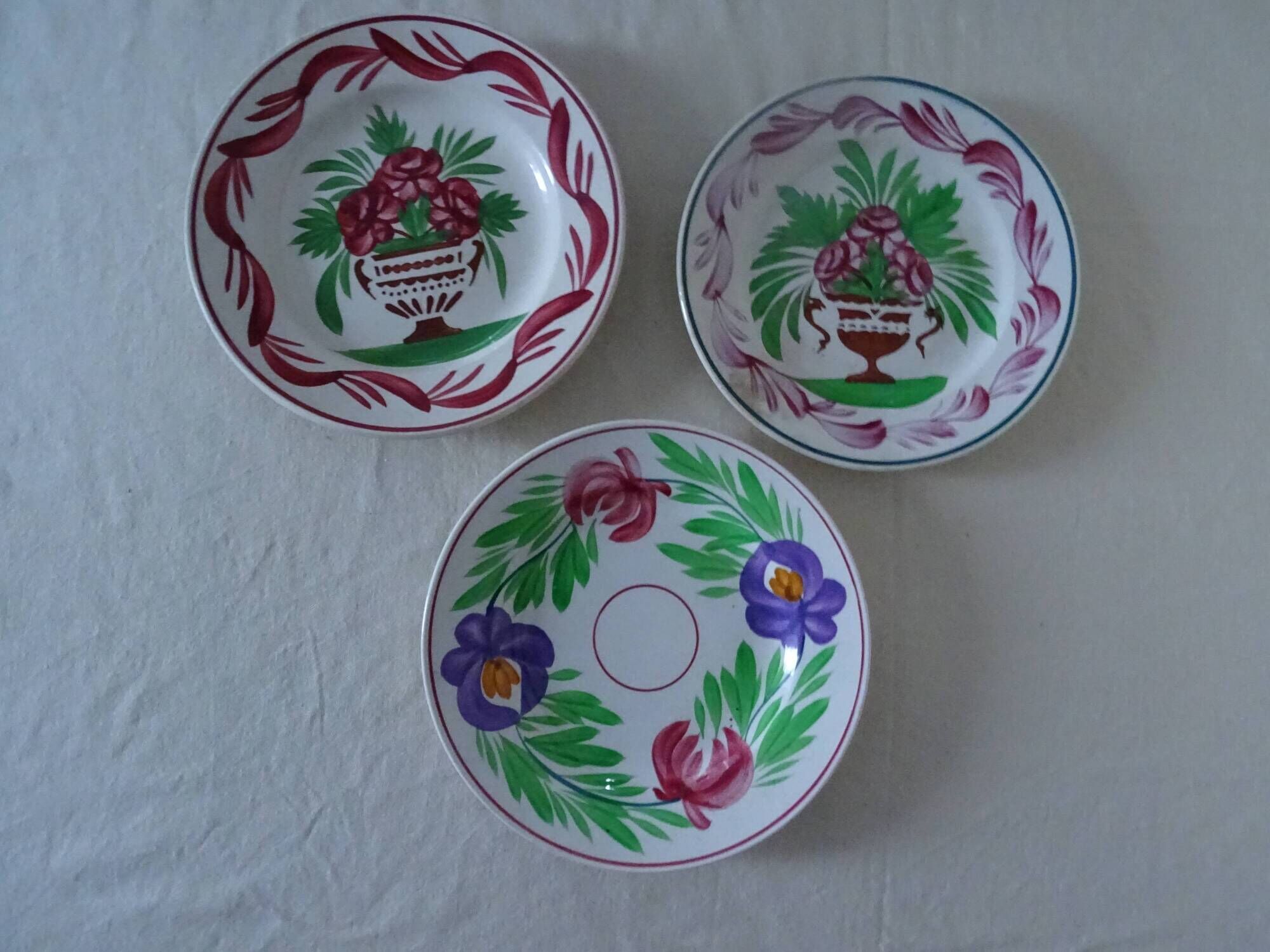 3 assiettes  plates sarreguemines, fleurs faience ancienne rouge et vert