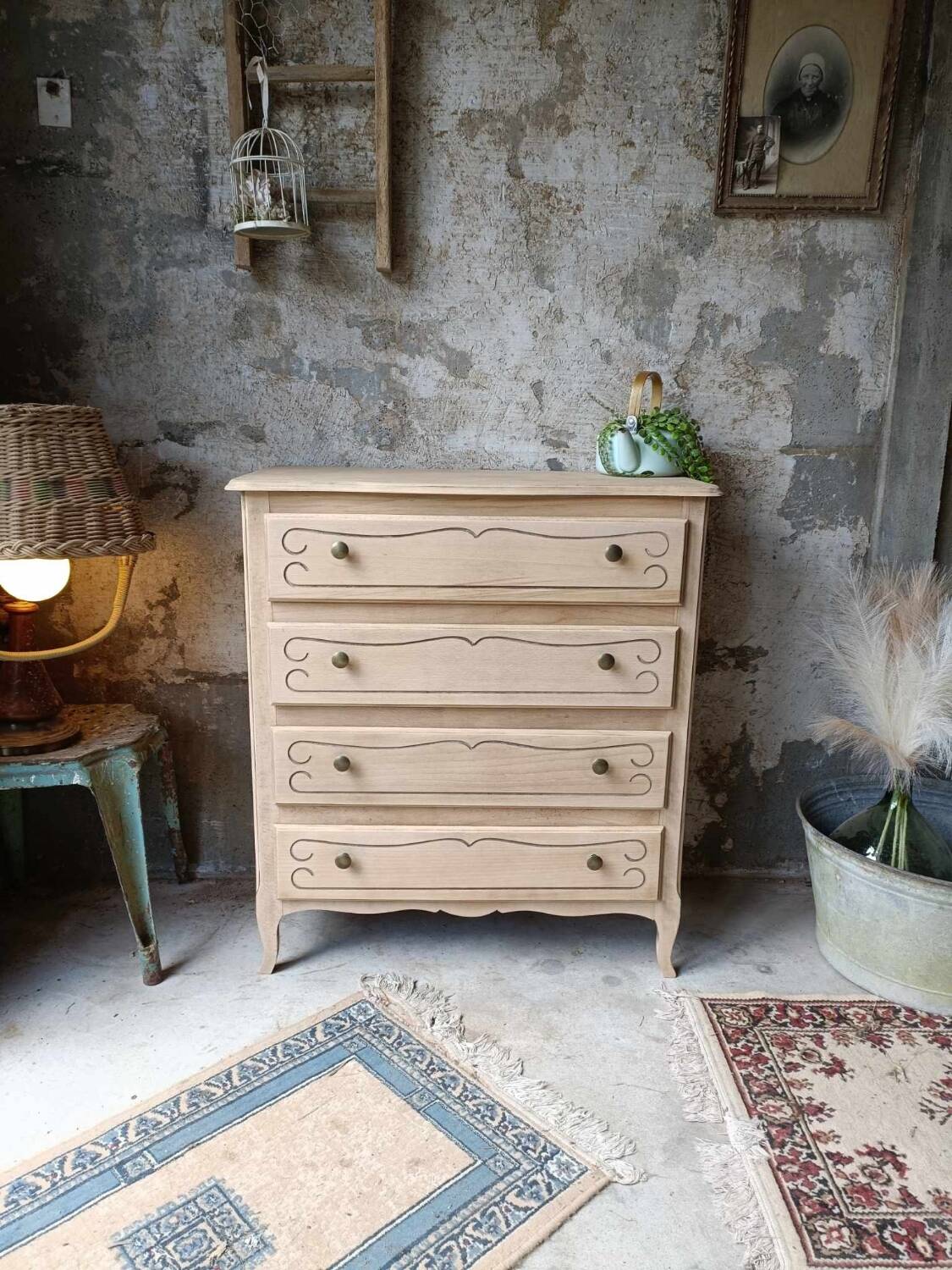 Wooden chest of drawers