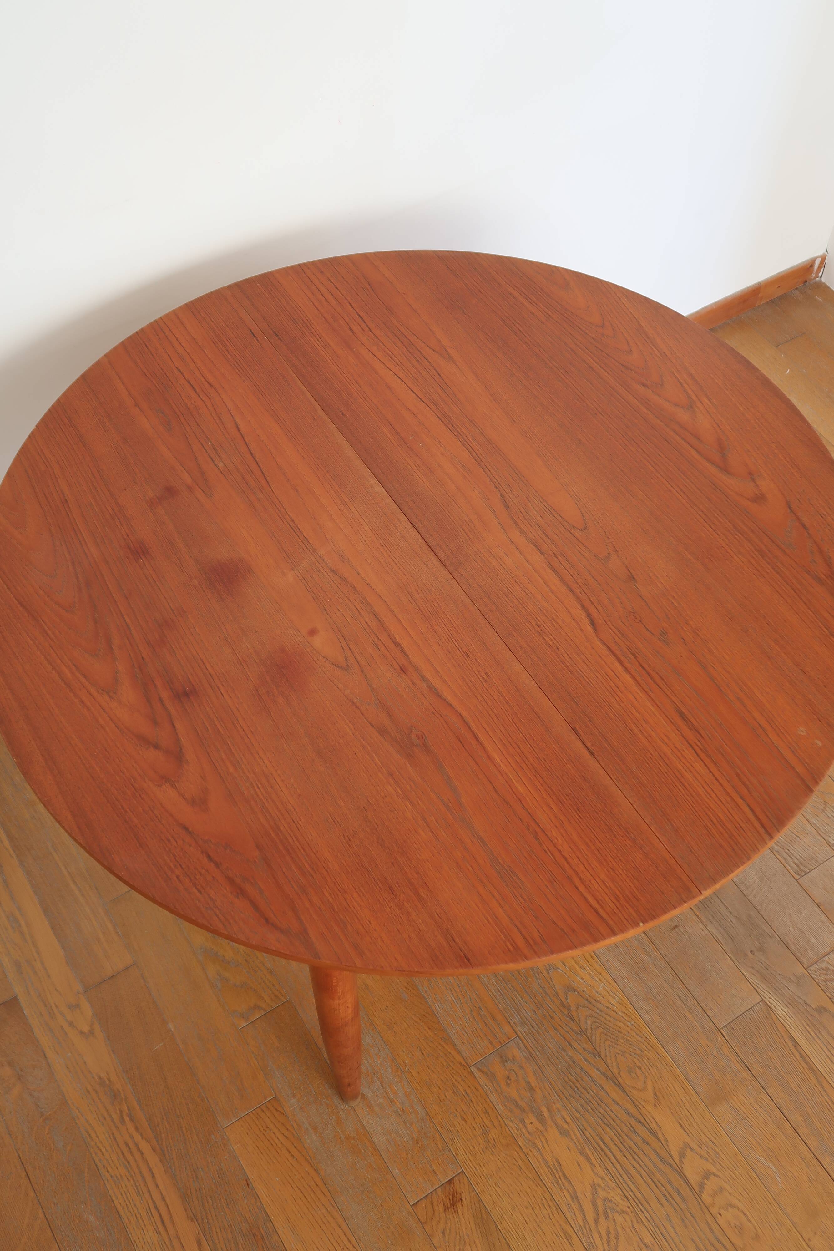 Extendable Scandinavian Round Table