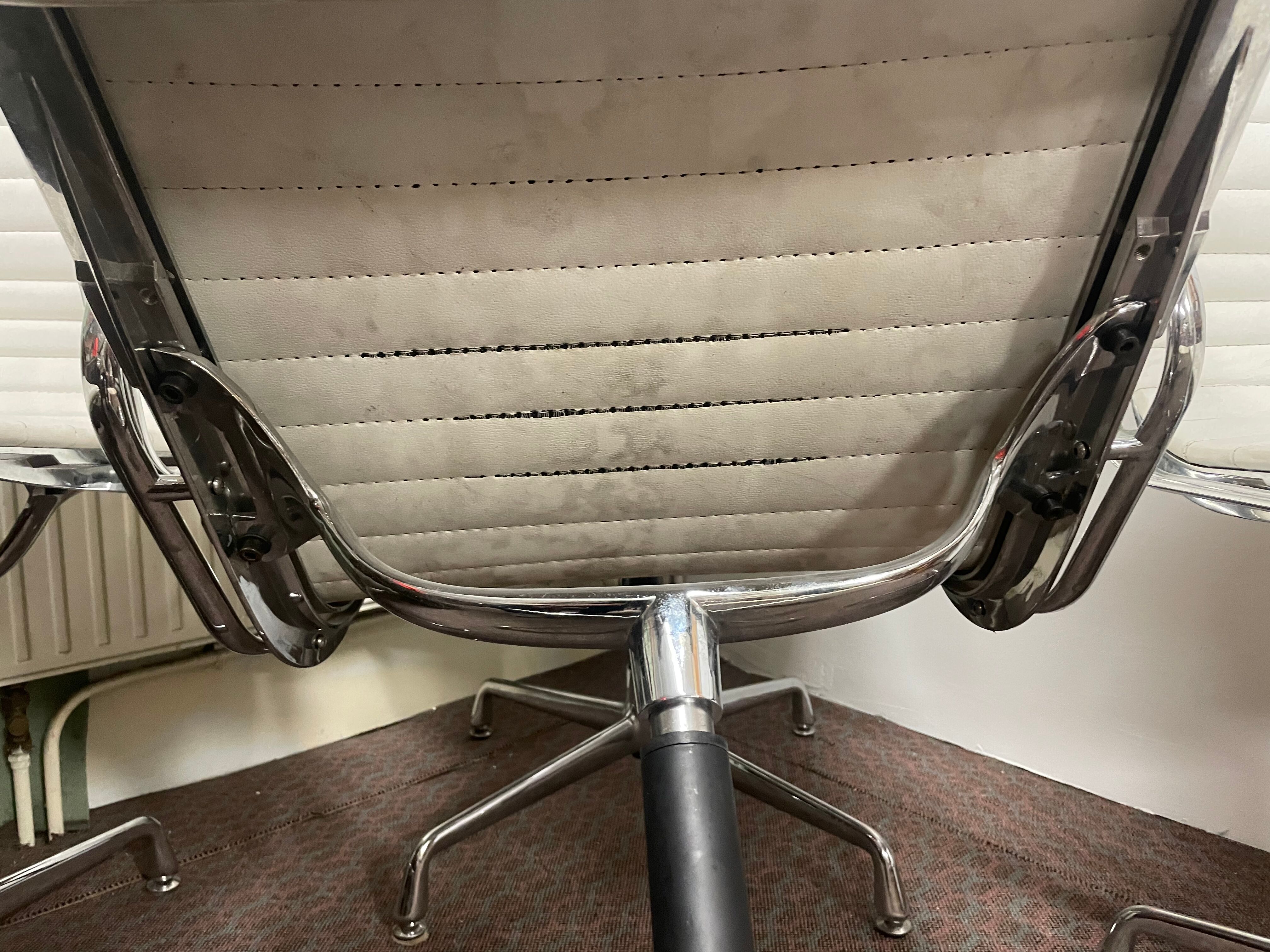 Suite of 4 armchairs in white Ray and Charles Eames leather