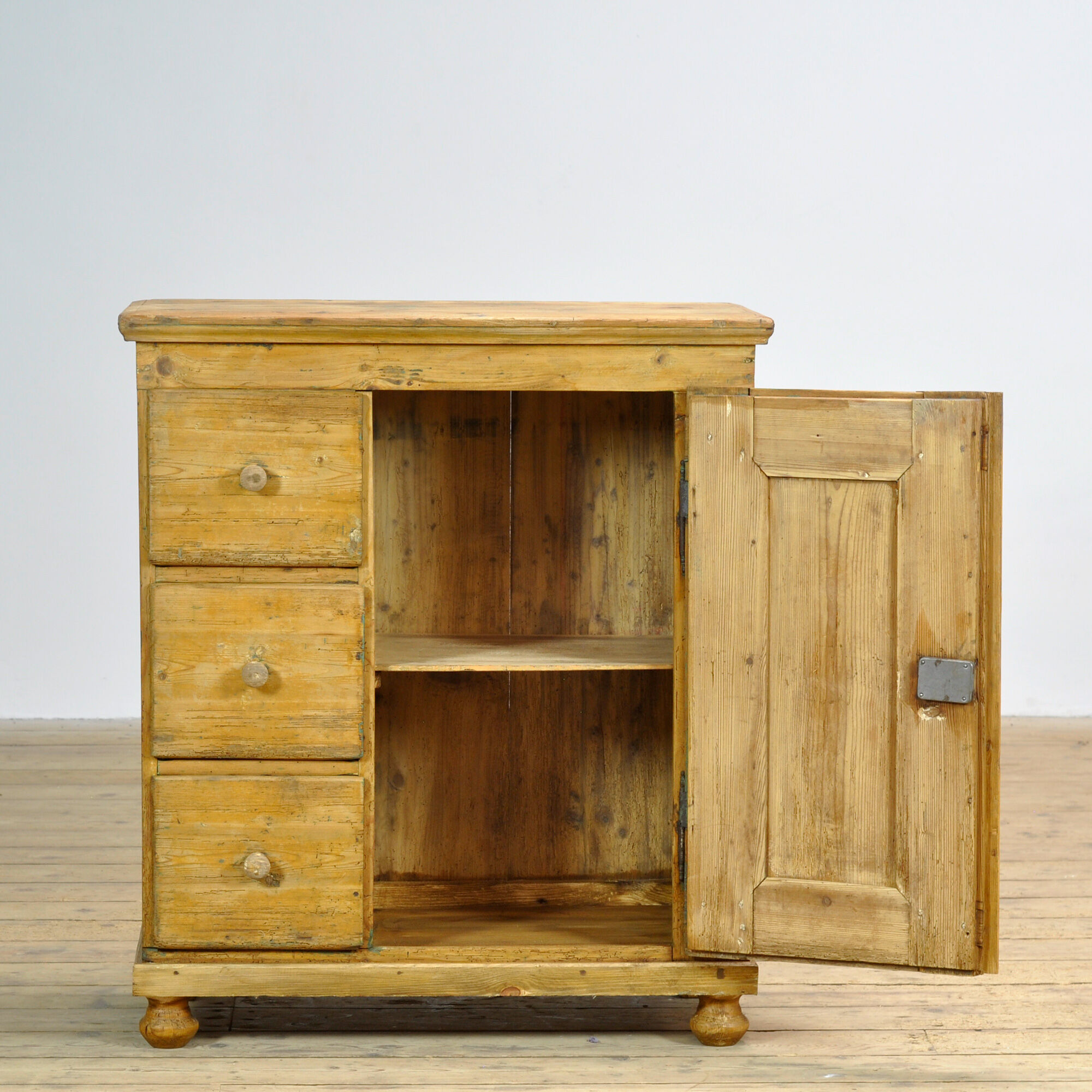 Cabinet en pin, vers 1900