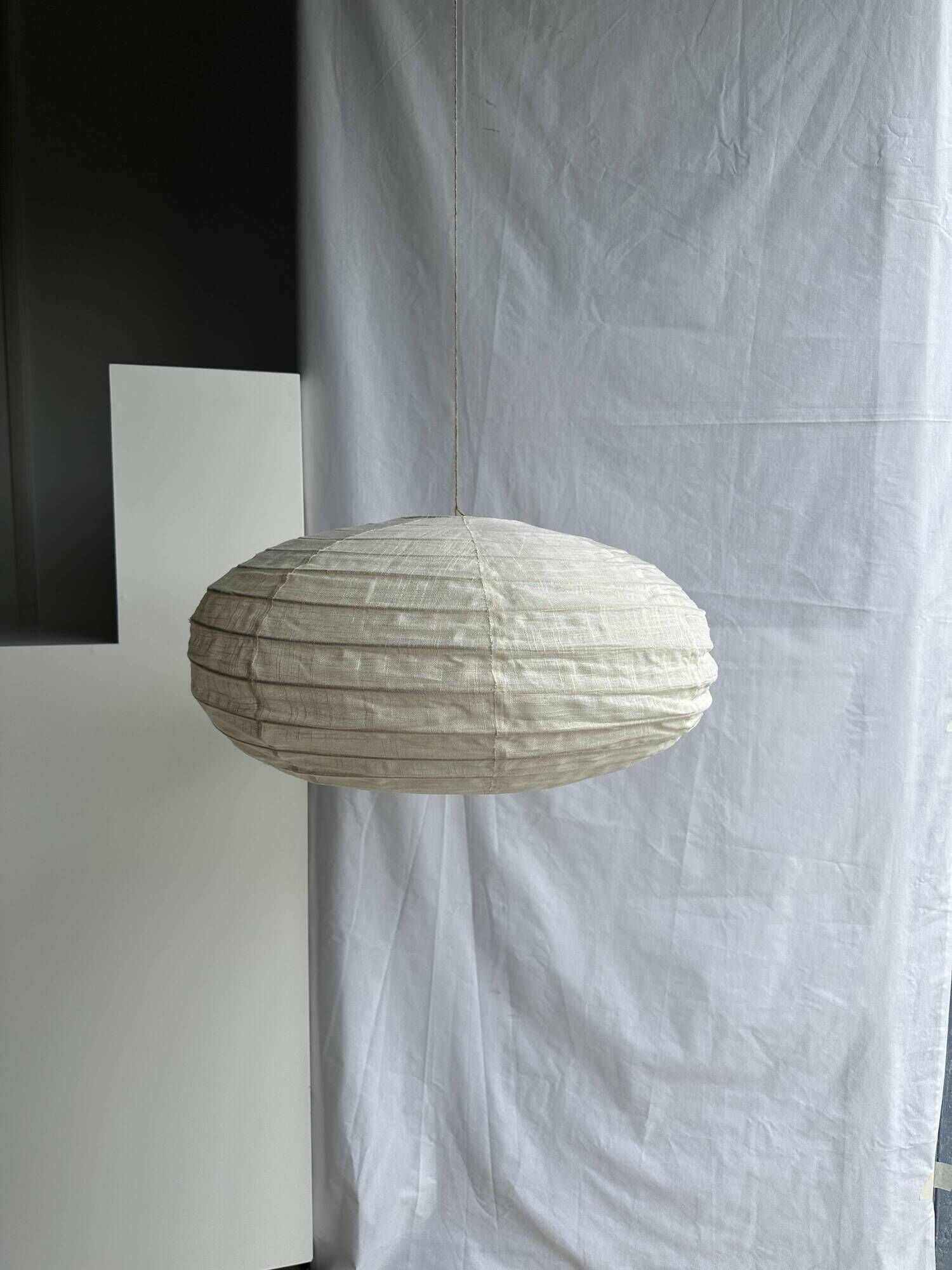 Large oval flat Japanese-style suspension in rattan and natural linen H35 D60.
