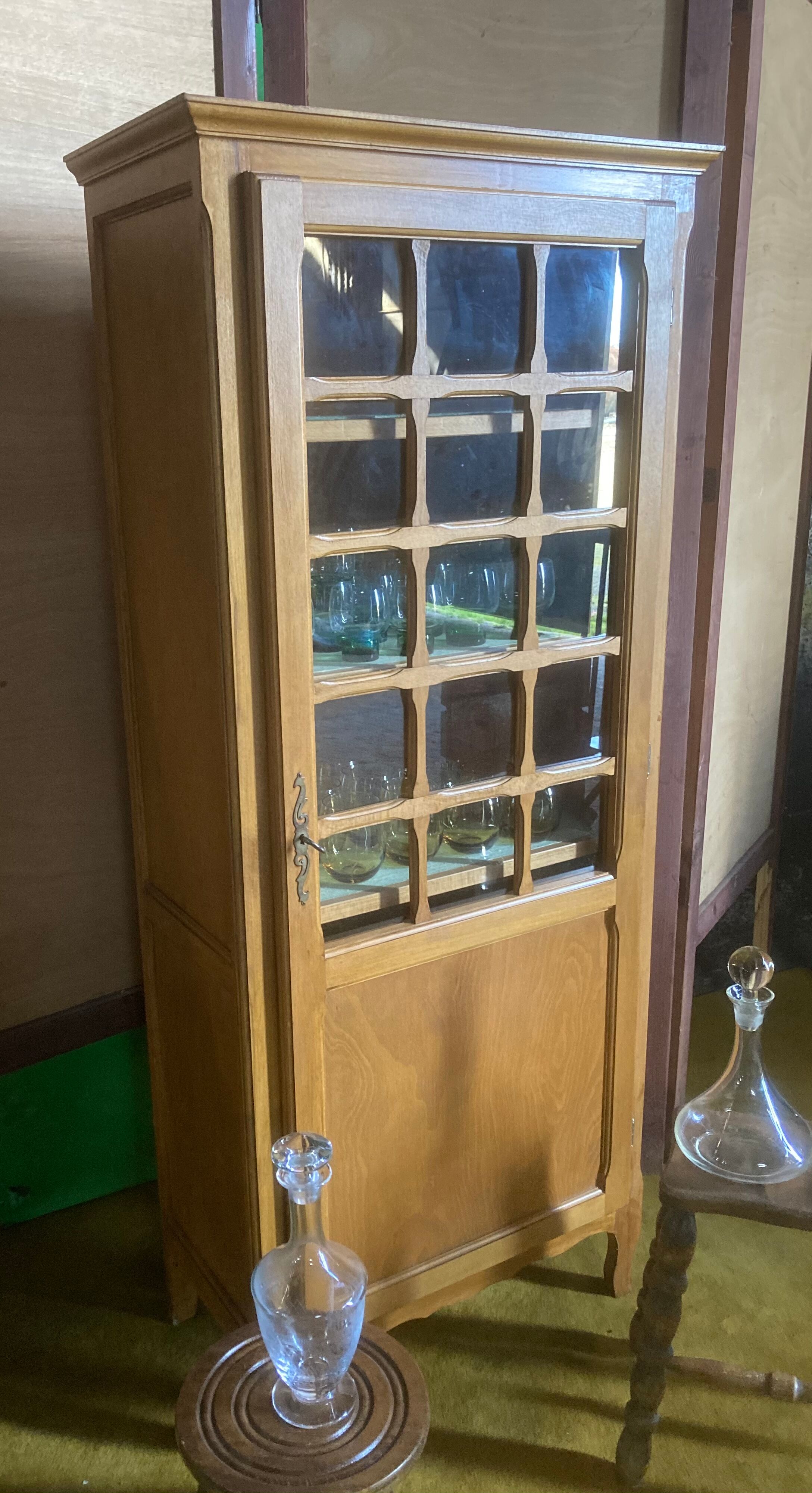 Parisian crosspiece cabinet