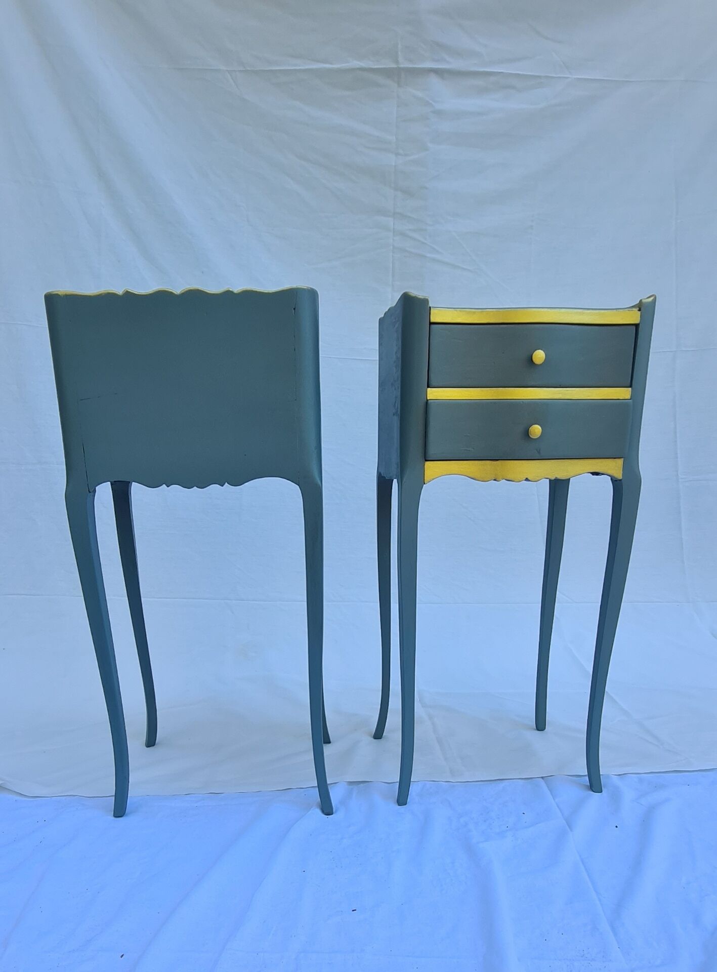 2 tables de chevet style Louis XV