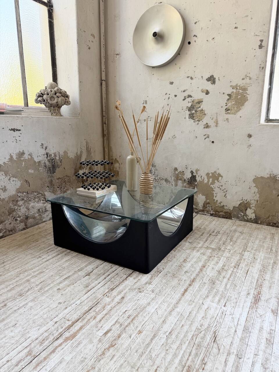 Table basse socle moulé et chrome, années 70