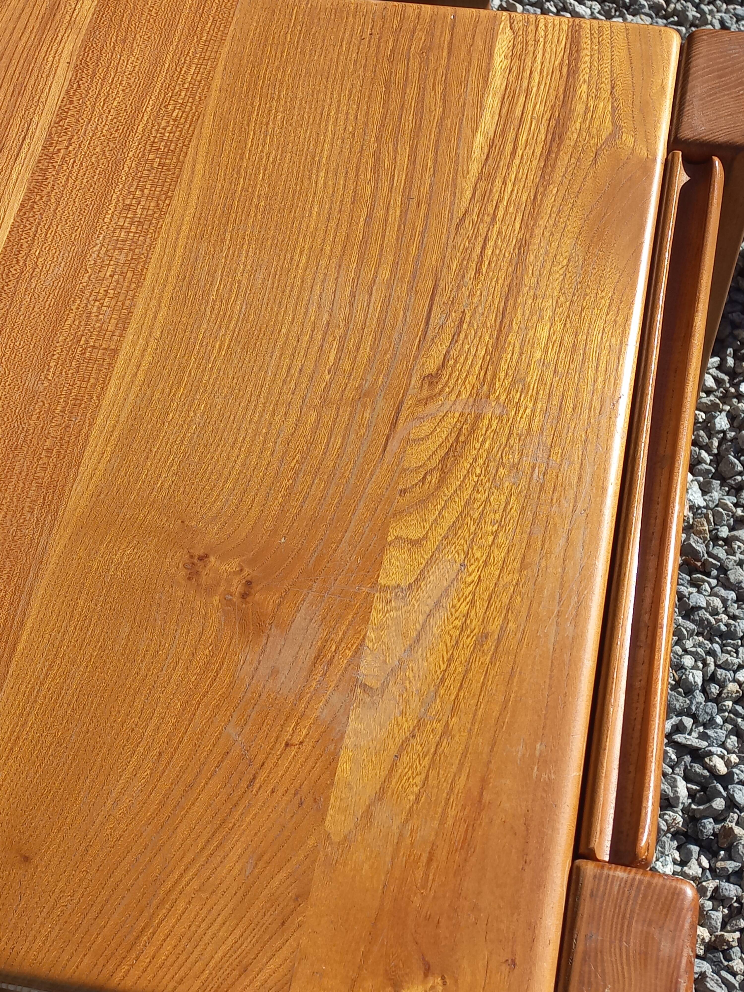 Paire de chevets en orme massif de la maison Regain