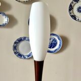 Lampadaire en bois foncé et opaline blanche
