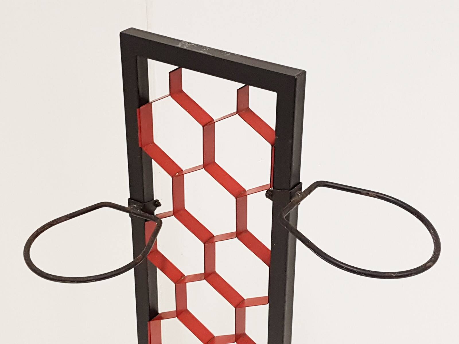 VINTAGE 1960 METAL BLACK & RED PLANT STAND PLANTER 60S