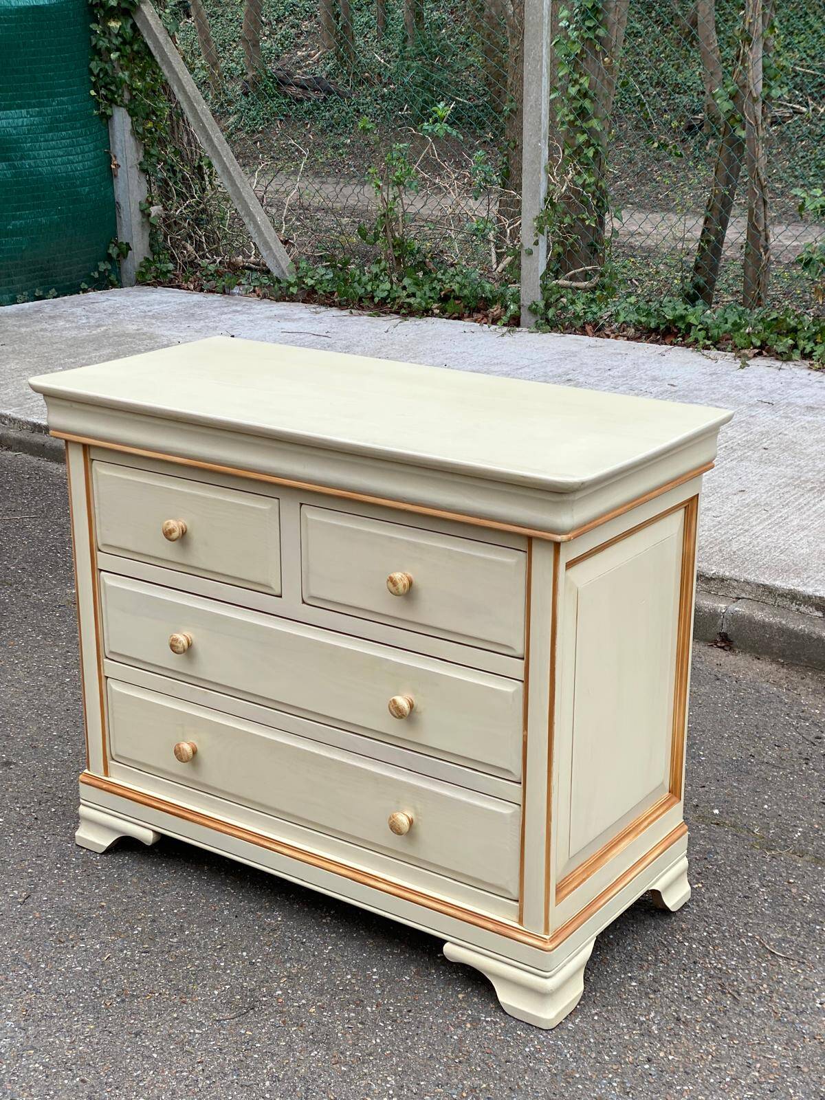 Commode bohème chic Louis Philippe beige