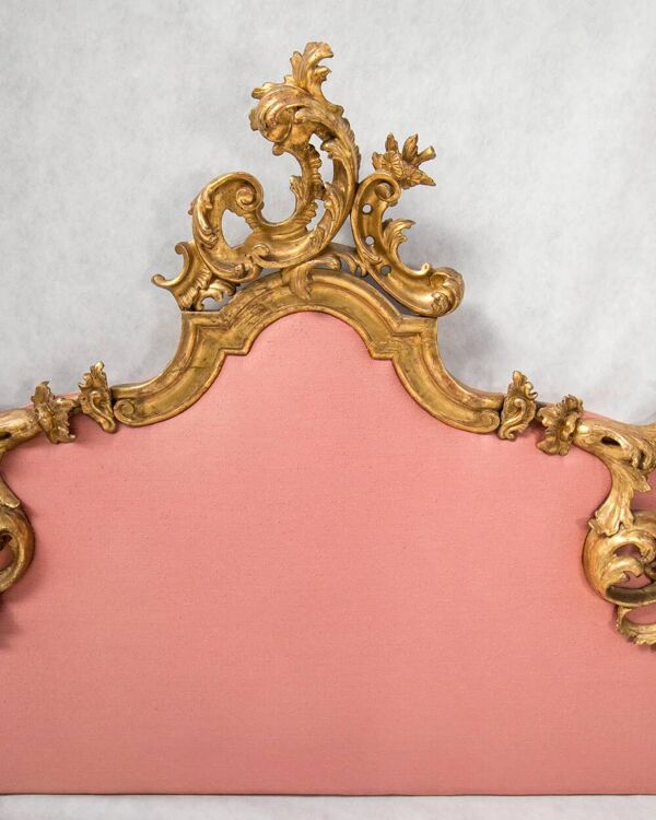 Tête de lit italienne de style rococo en bois doré sculpté, XIXe siècle