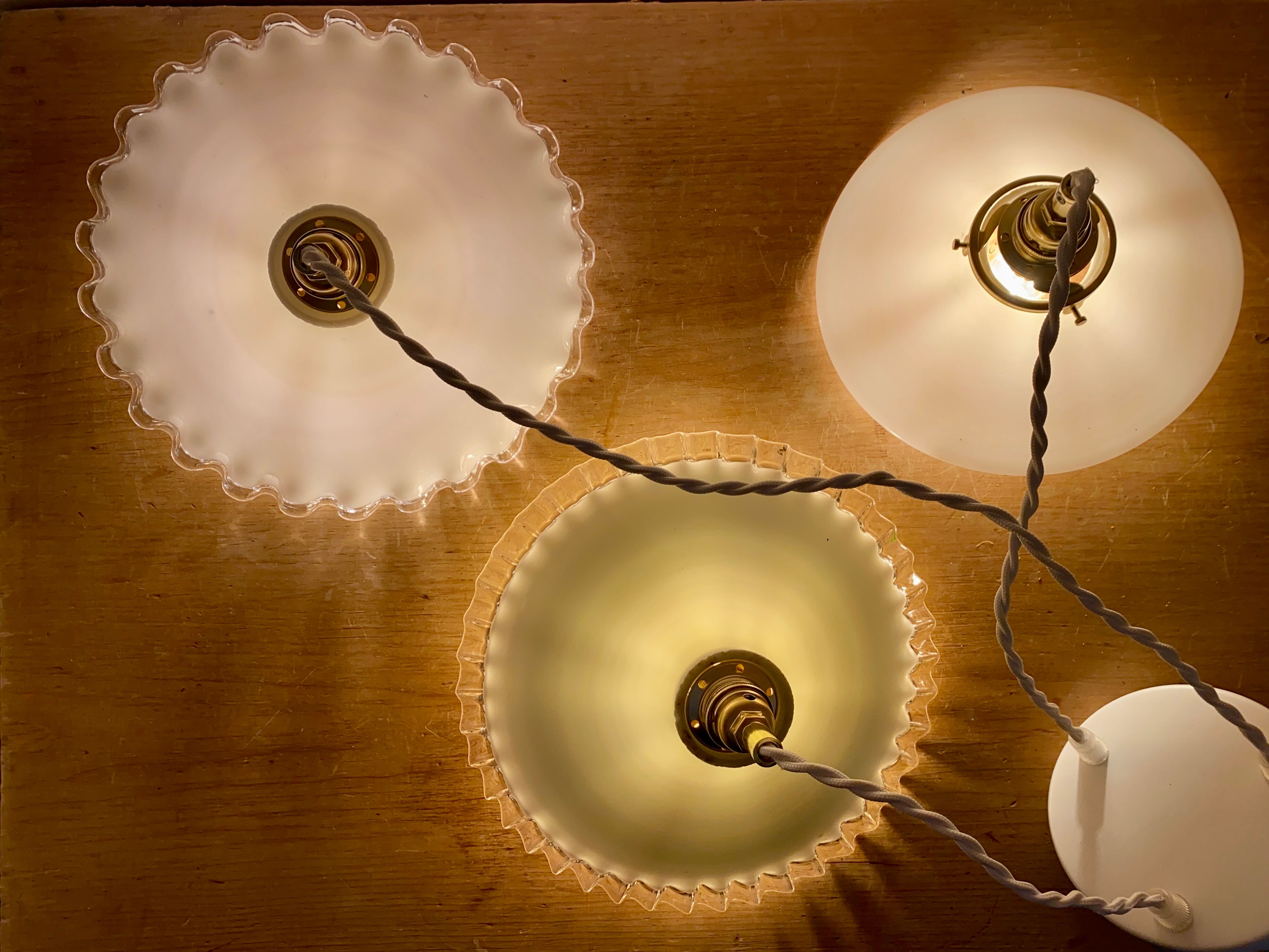 Three-light cascading pendant lamp with vintage white opaline lampshade