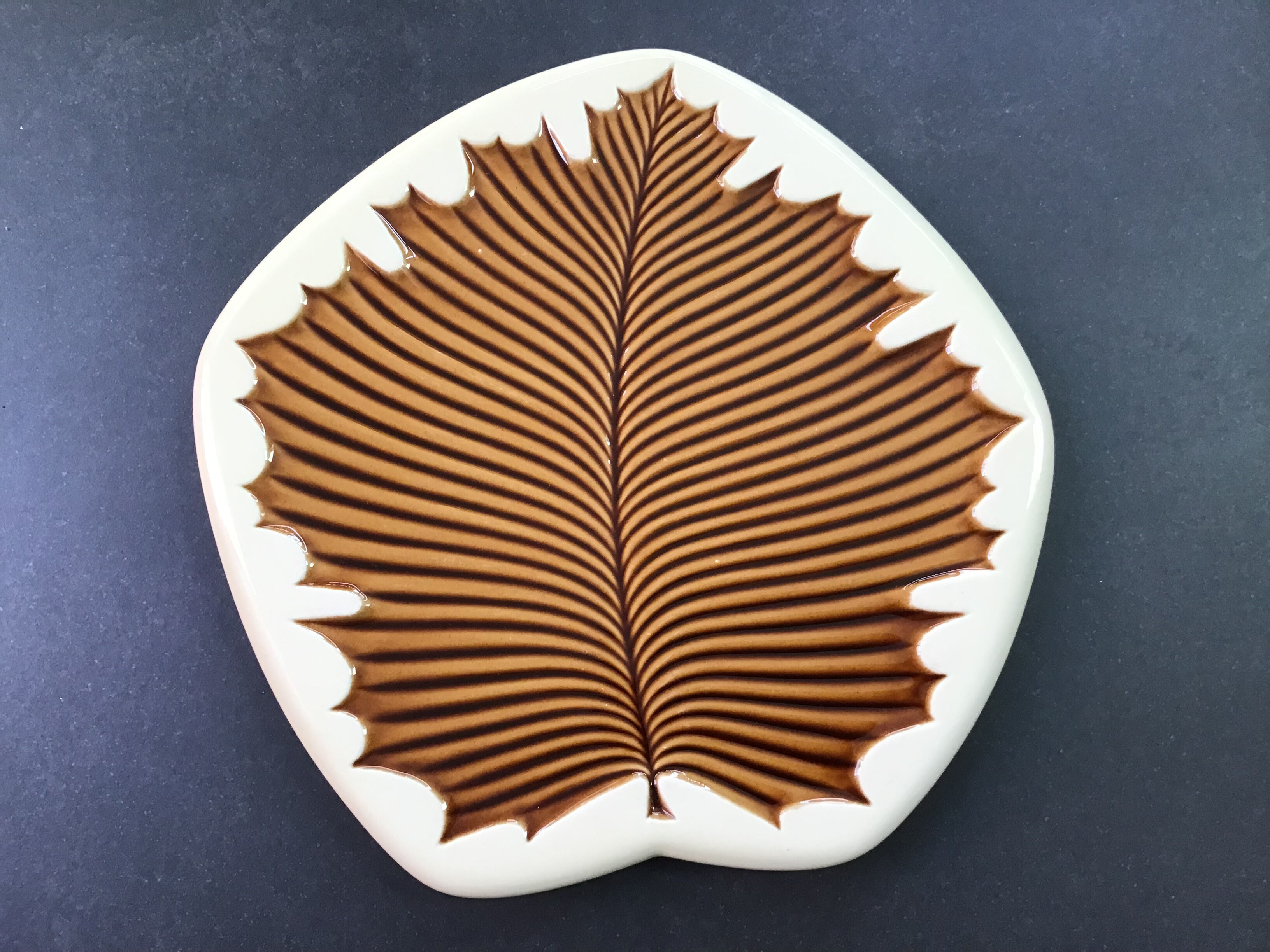 Verceram cheese board, leaf decoration