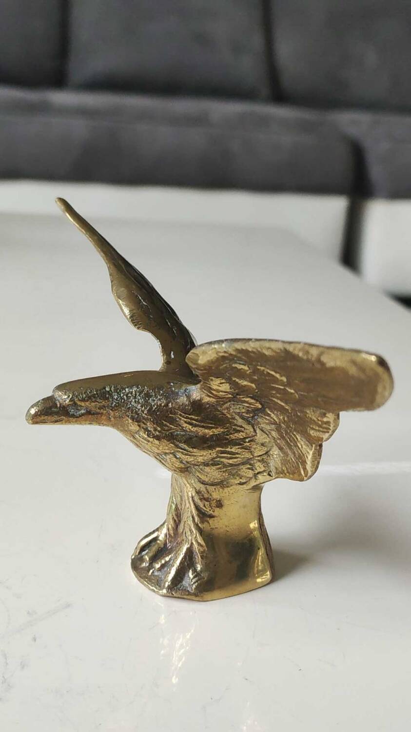 Eagle figurine sculpture with outstretched wings, in solid brass. Size 8 x 15 cm