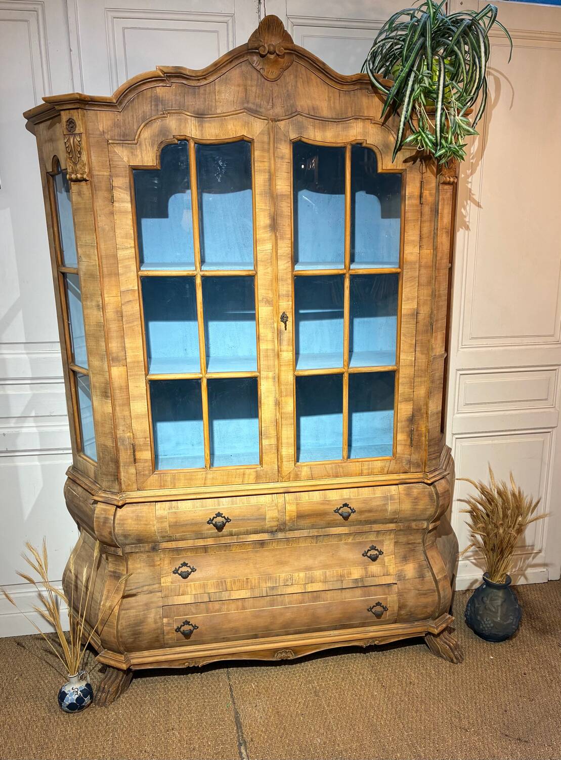 Old Dutch-style display cabinet