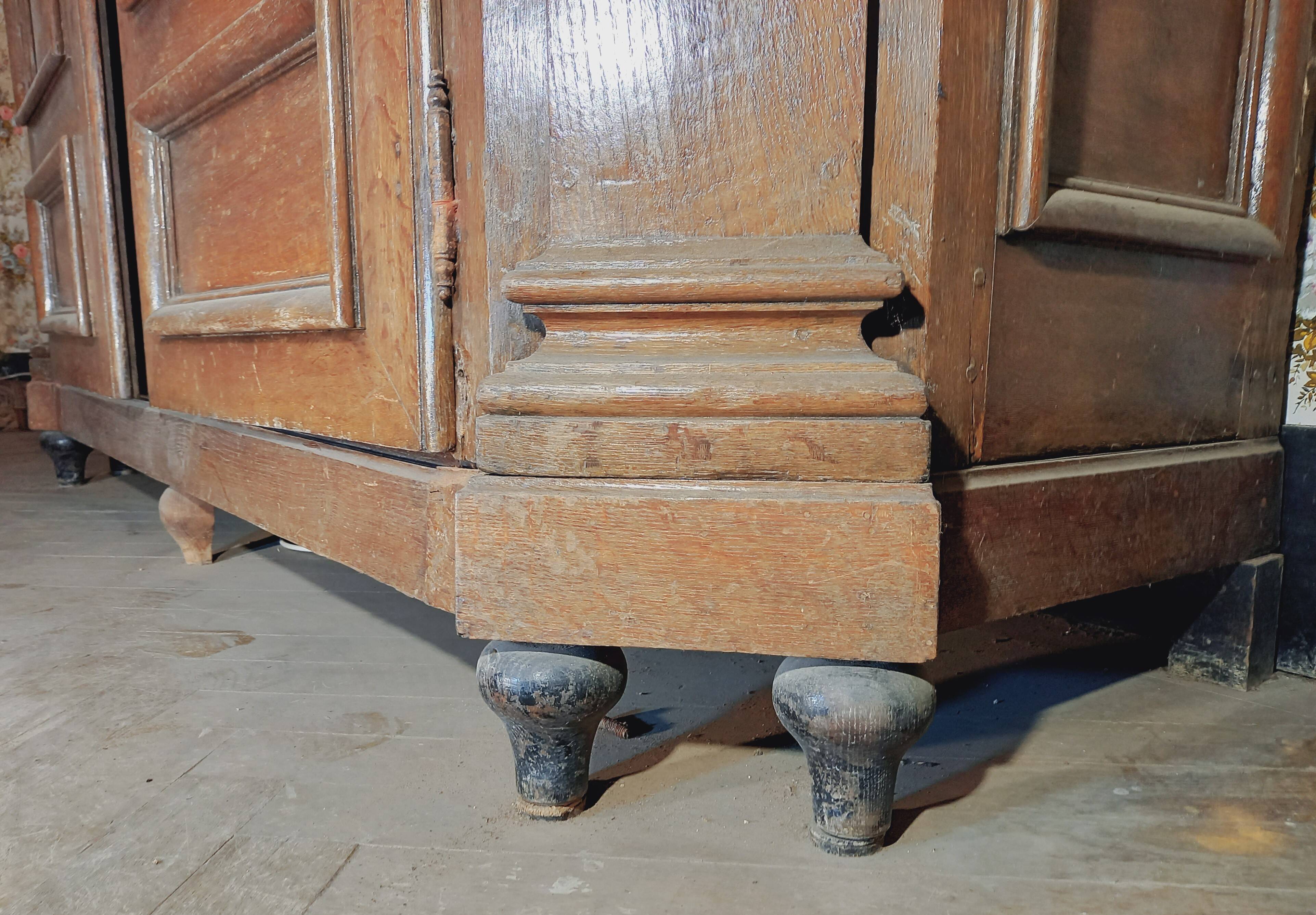 Grande garde-robe en chêne début 18e s.