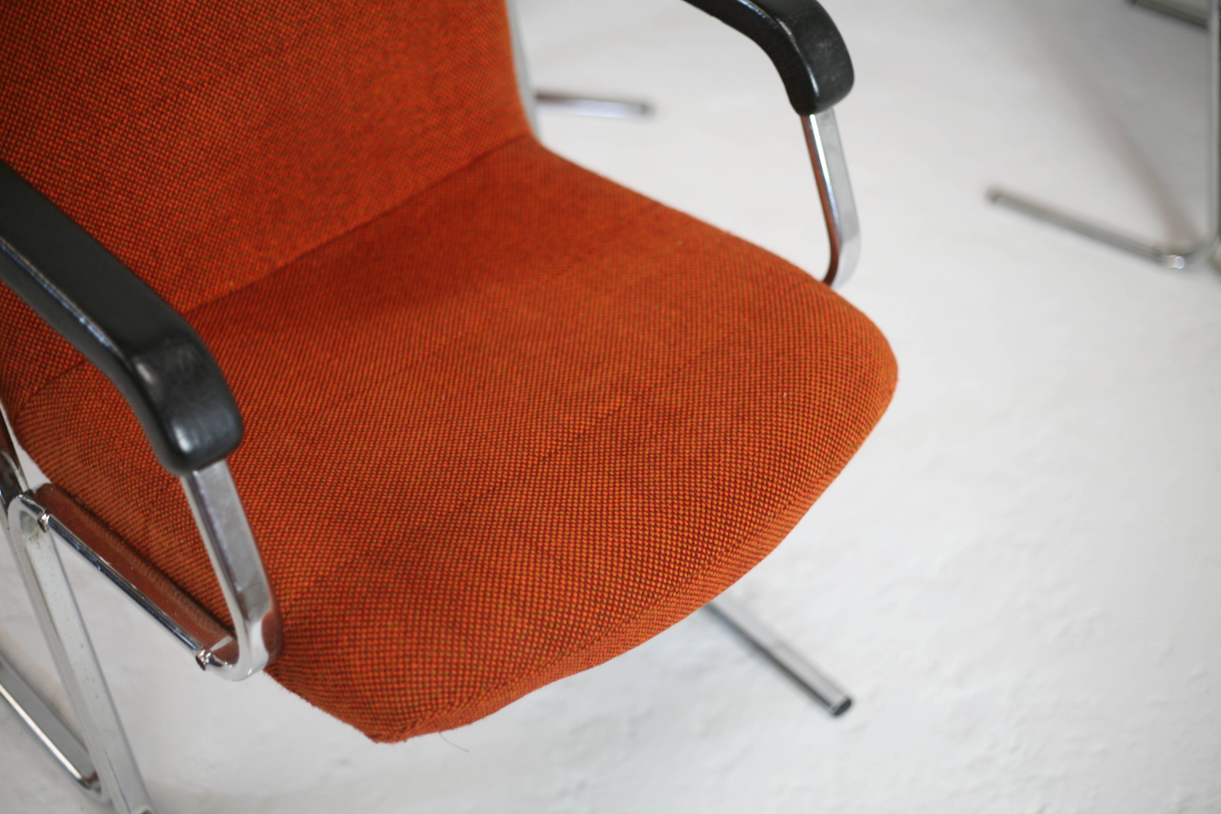 4 "space age" armchairs, chrome steel base