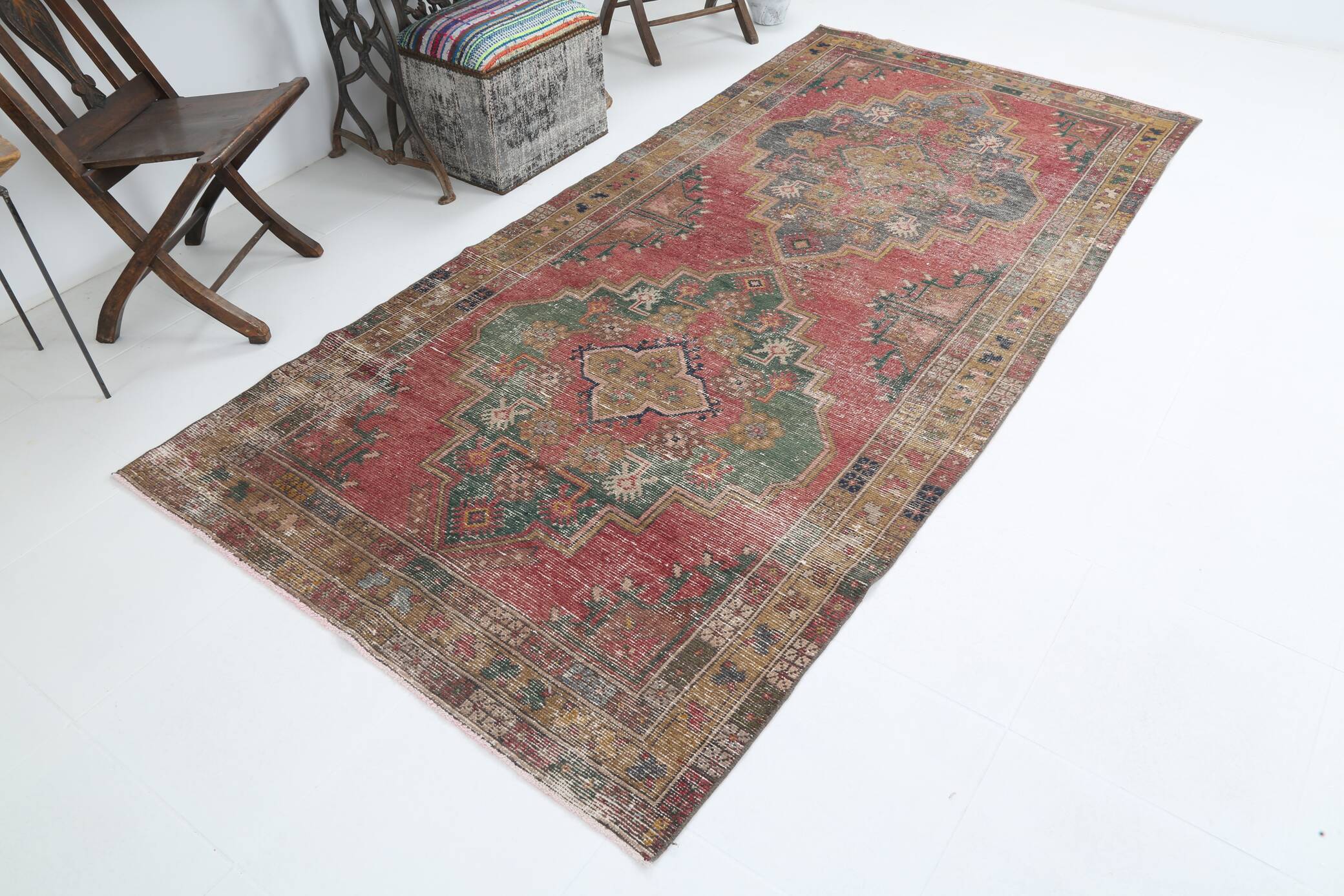 4x9 Shades Of Red & Green Oriental Turkish Vintage Rug, 134x284Cm