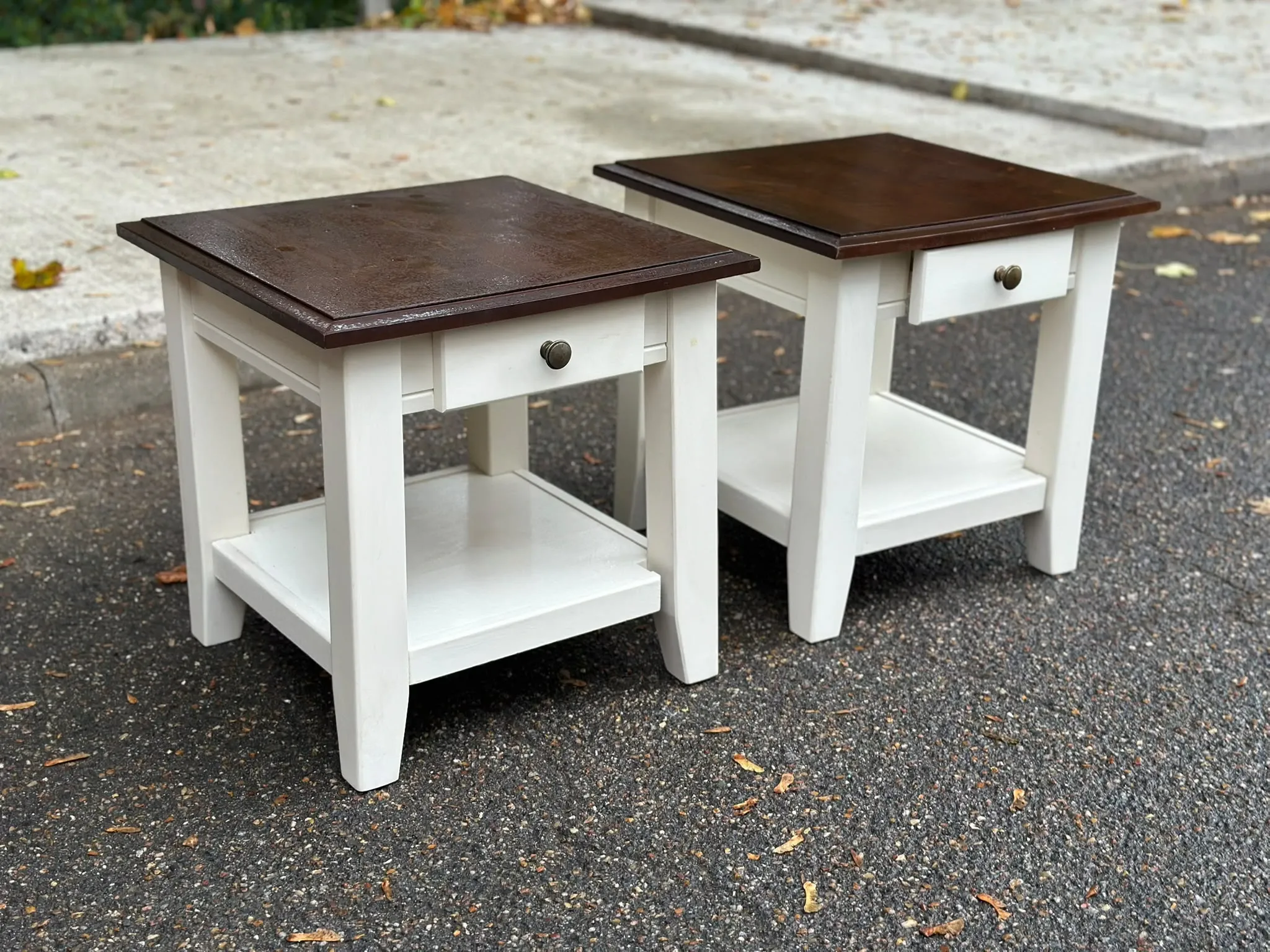2 farmhouse bedside tables in white and solid wood from 1990.