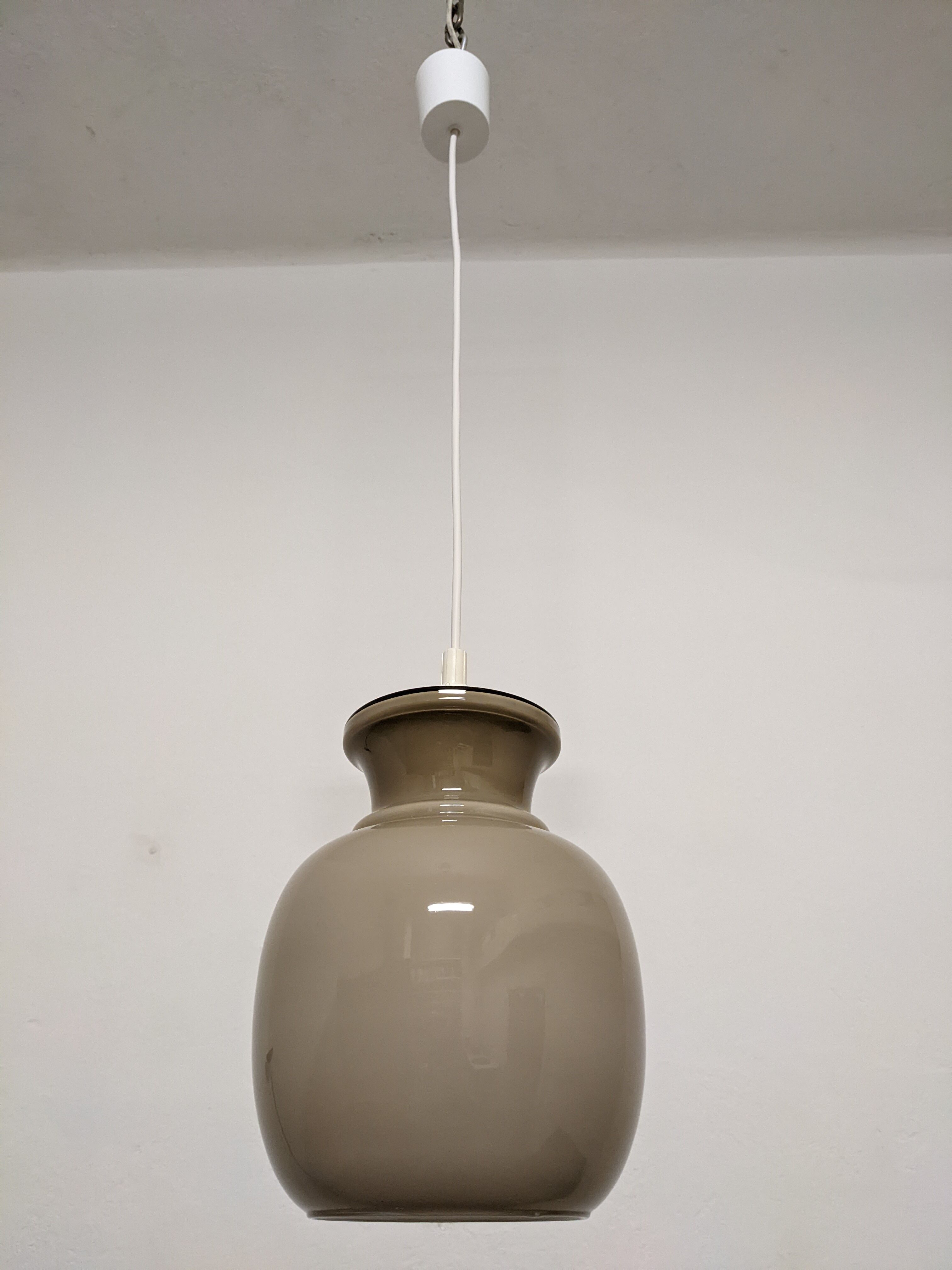 Suspension des années 70 en opaline grise