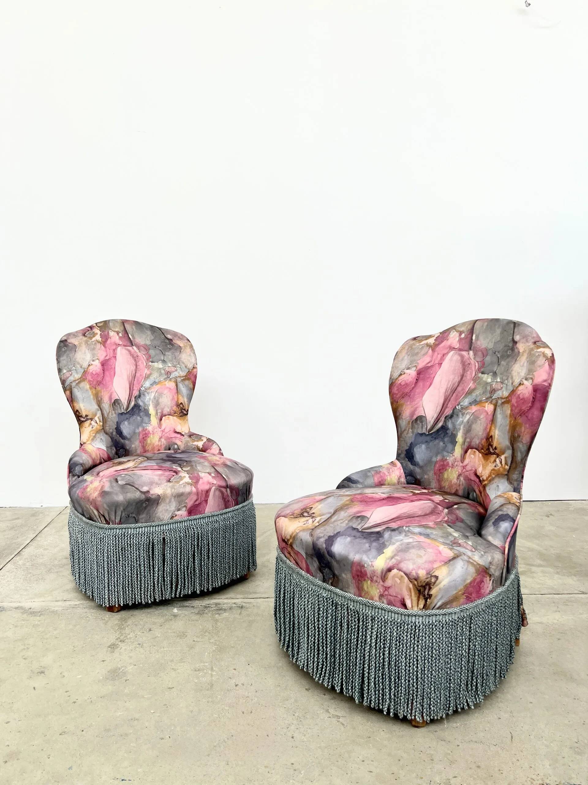 Paire de Chauffeuses "Boudoir" à Fleurs et Franges