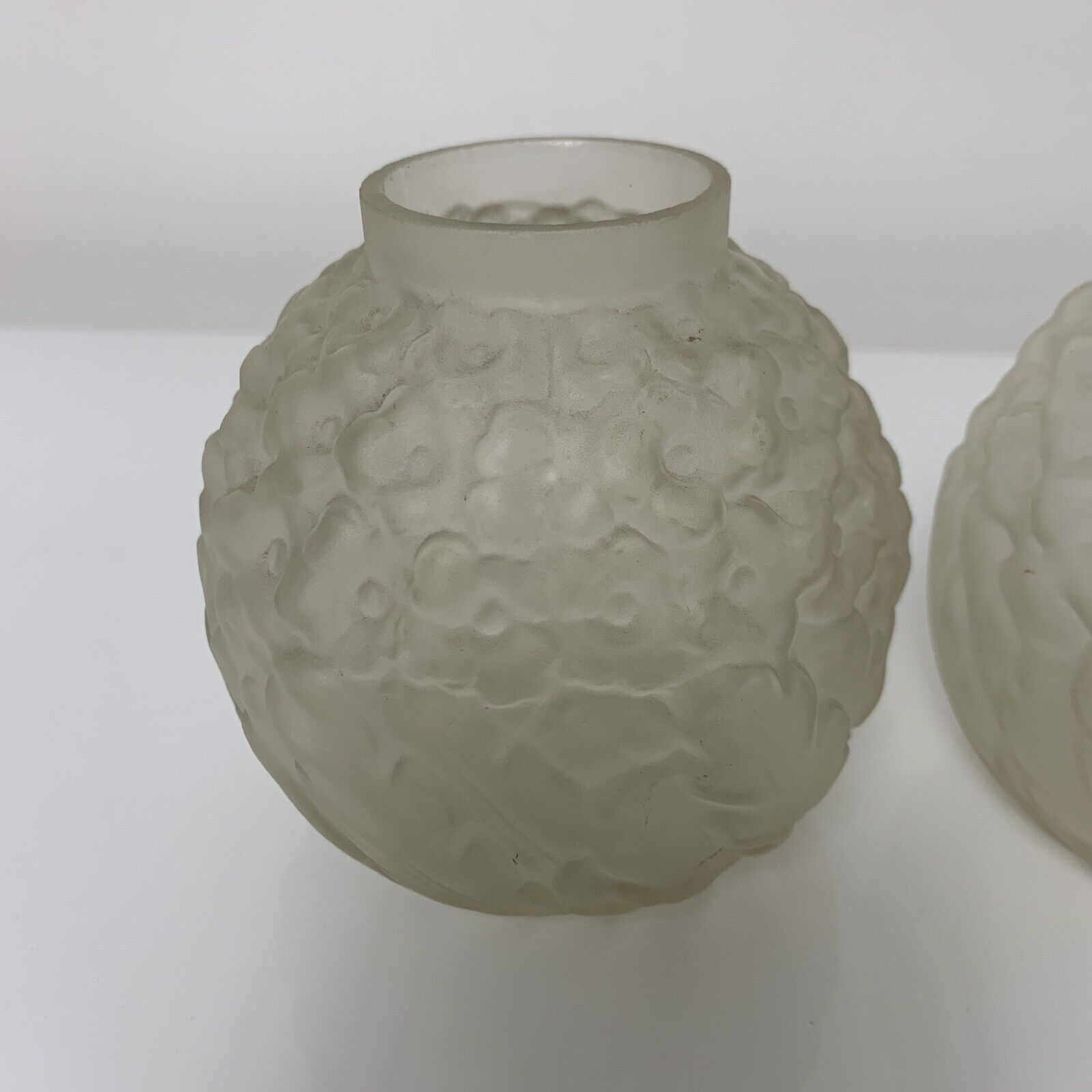 Pair of art deco balls with floral decoration of thoughts