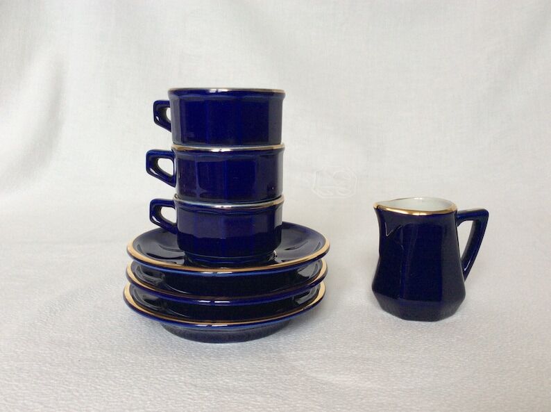 Lot de 3 tasses, soucoupes et d'un pot à lait bleues marine en porcelaine Delaunay