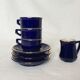 Lot de 3 tasses, soucoupes et d'un pot à lait bleues marine en porcelaine Delaunay